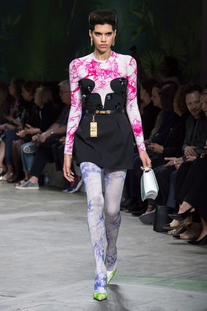 OK Google, shows Versace SS 2020 - HIGHXTAR.