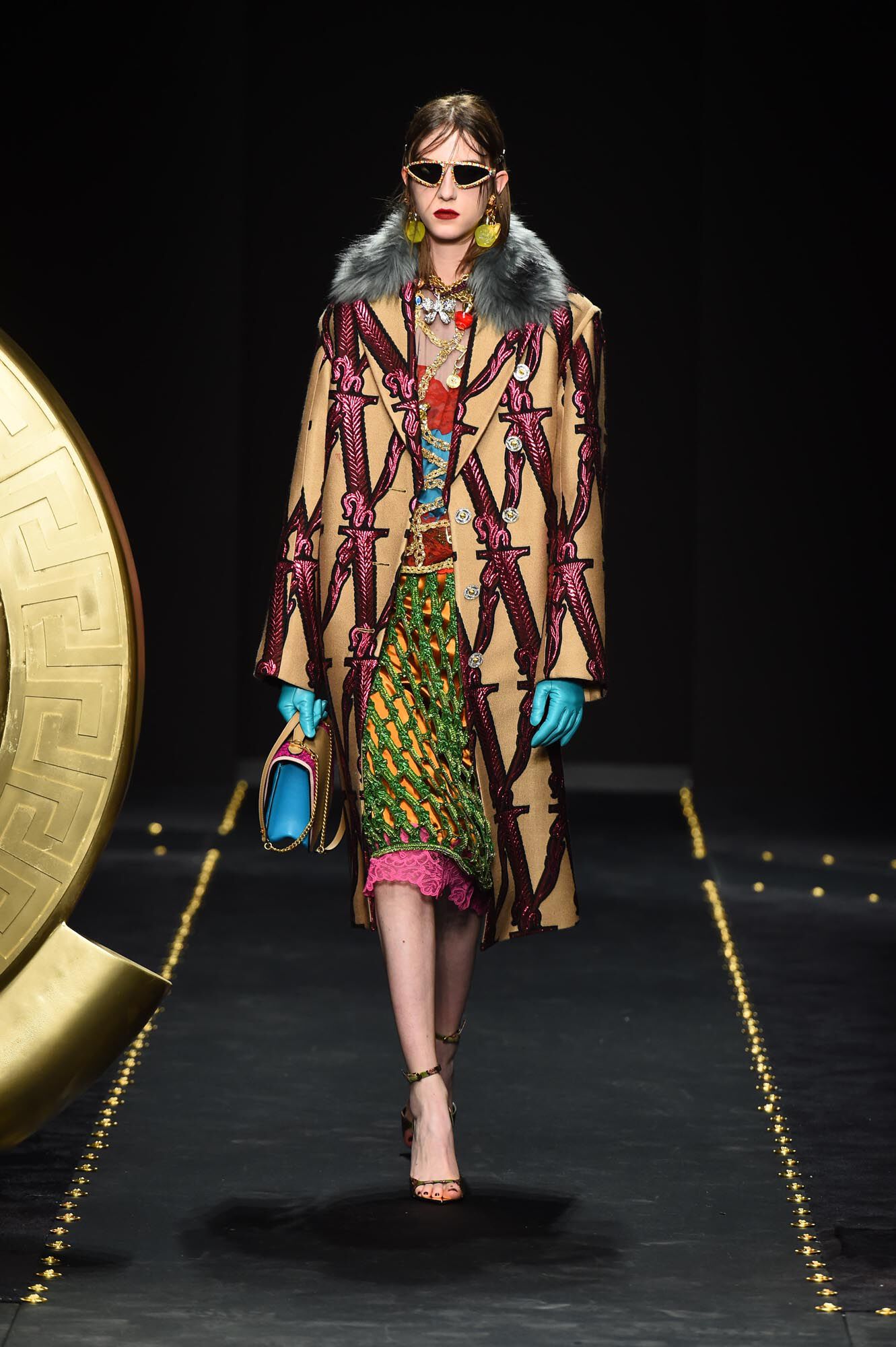 VERSACE WOMEN FALL-WINTER 2019 FASHION SHOW