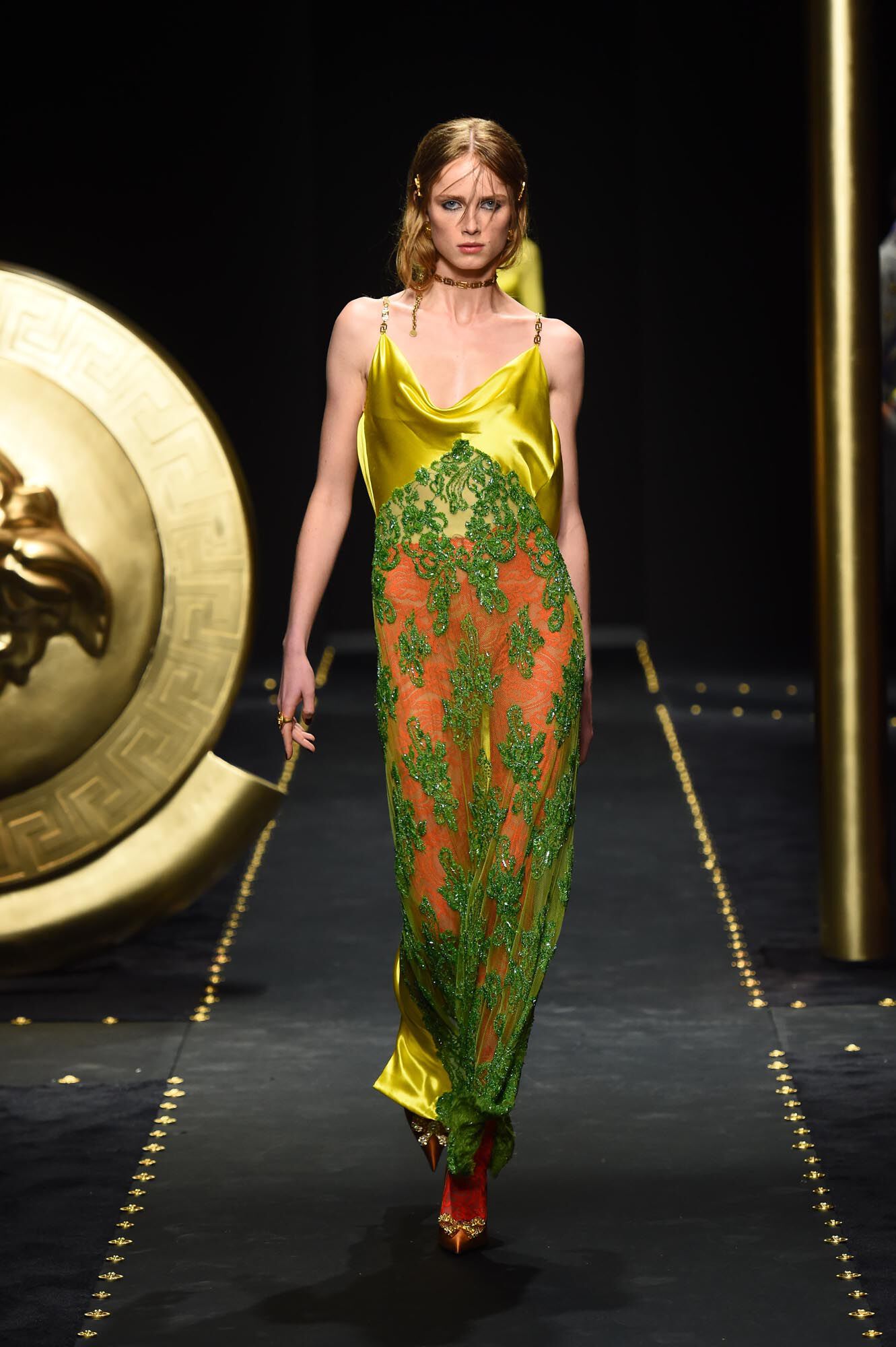 VERSACE WOMEN FALL-WINTER 2019 FASHION SHOW