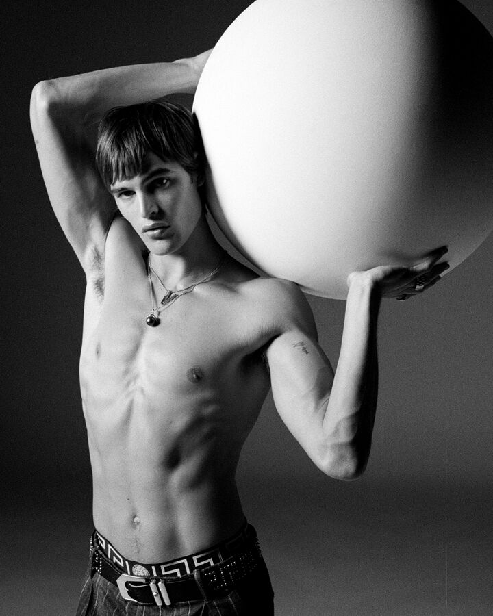 VERSACE FASHION SHOW FW22 MEN BACKSTAGE