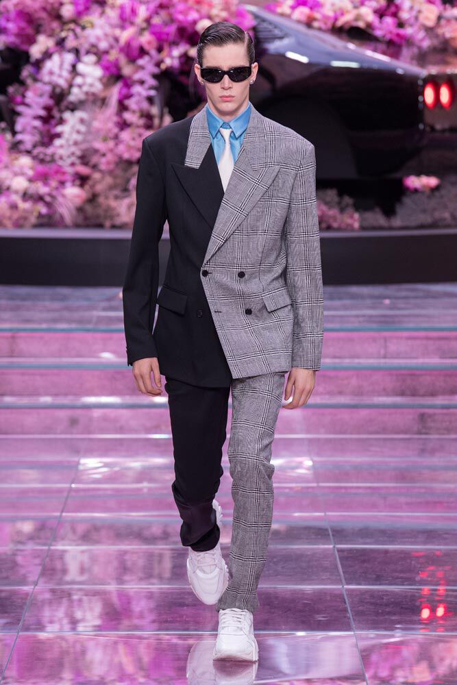 Versace Spring 2020 Menswear Fashion Show  Menswear, Mens fashion summer,  Athletic fashion