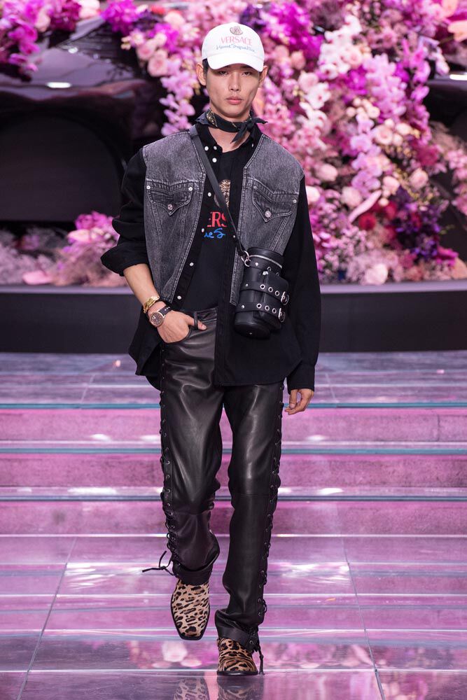 Versace Spring 2020 Menswear Fashion Show  Menswear, Mens fashion summer,  Athletic fashion