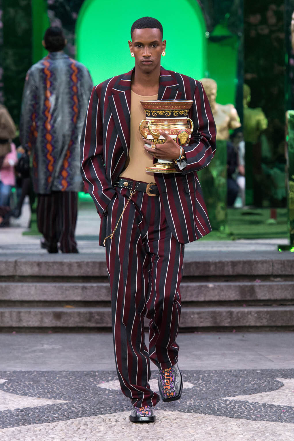 Louis Vuitton Spring 2023 Menswear Collection  Menswear, Runway fashion  couture, High fashion street style