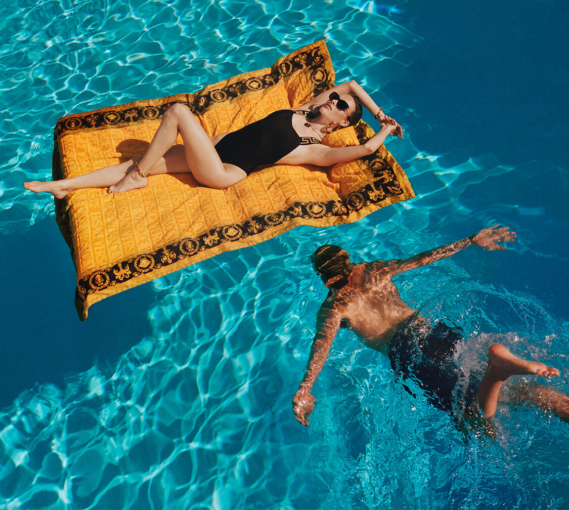 مجموعة La Vacanza من Versace