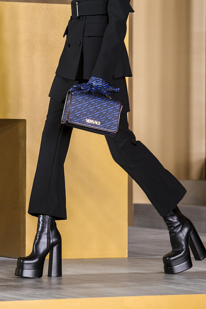 Versace Fall 2021-2022 Paris - RUNWAY MAGAZINE ® Official