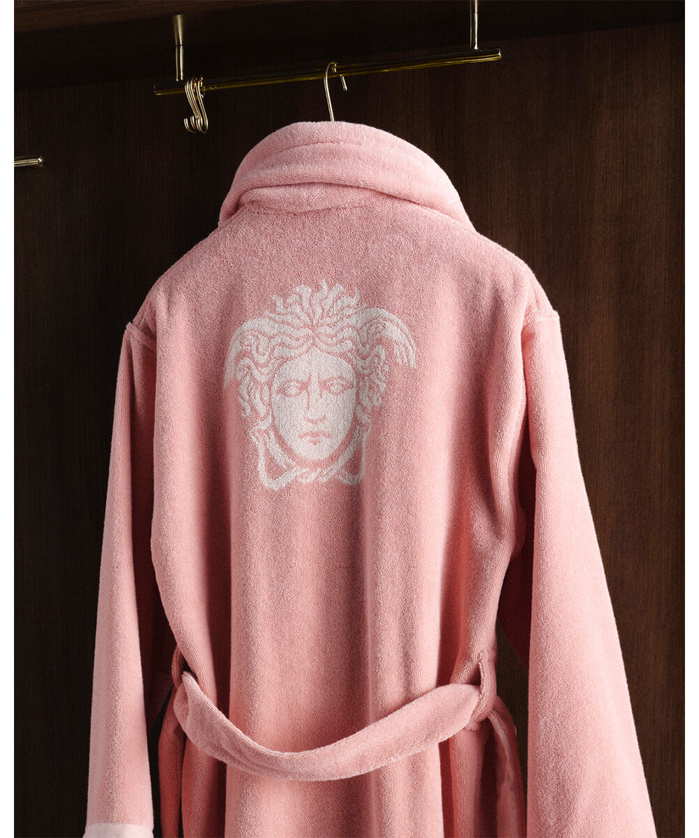 مجموعة Versace للعطلات 2026