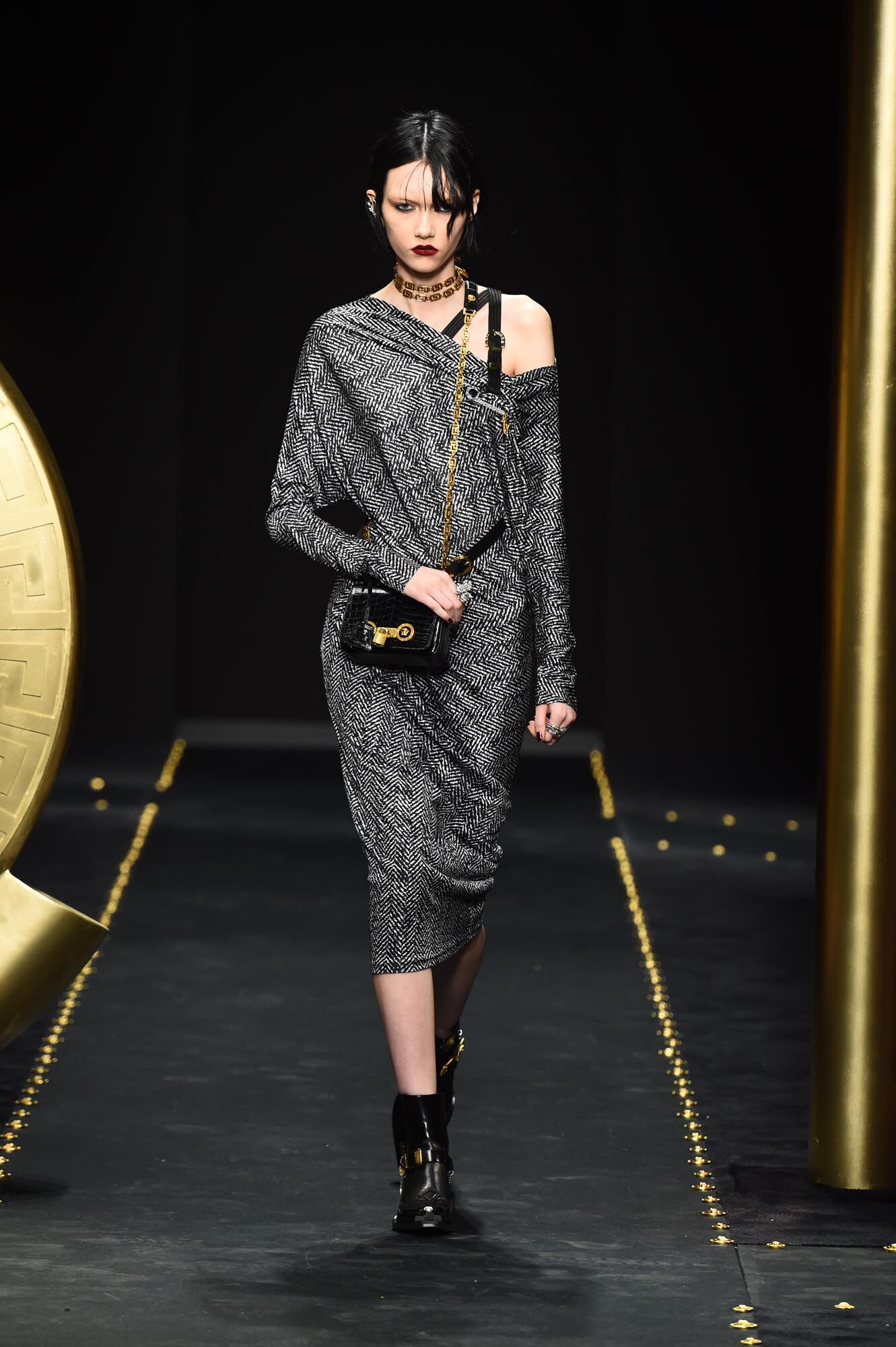 VERSACE WOMEN FALL-WINTER 2019 FASHION SHOW