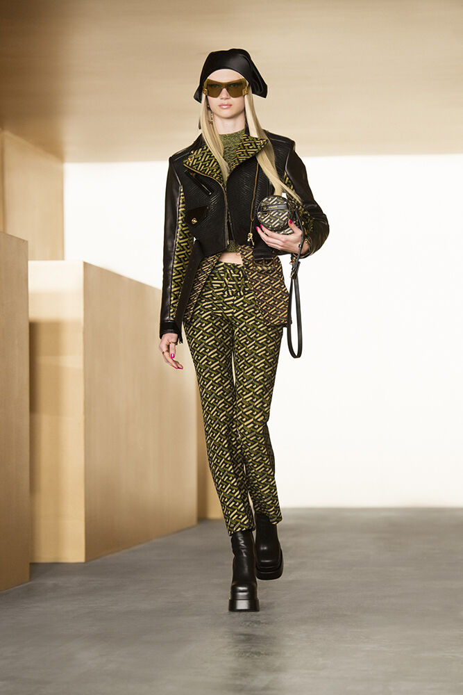 Versace Fall 2021-2022 Paris - RUNWAY MAGAZINE ® Official