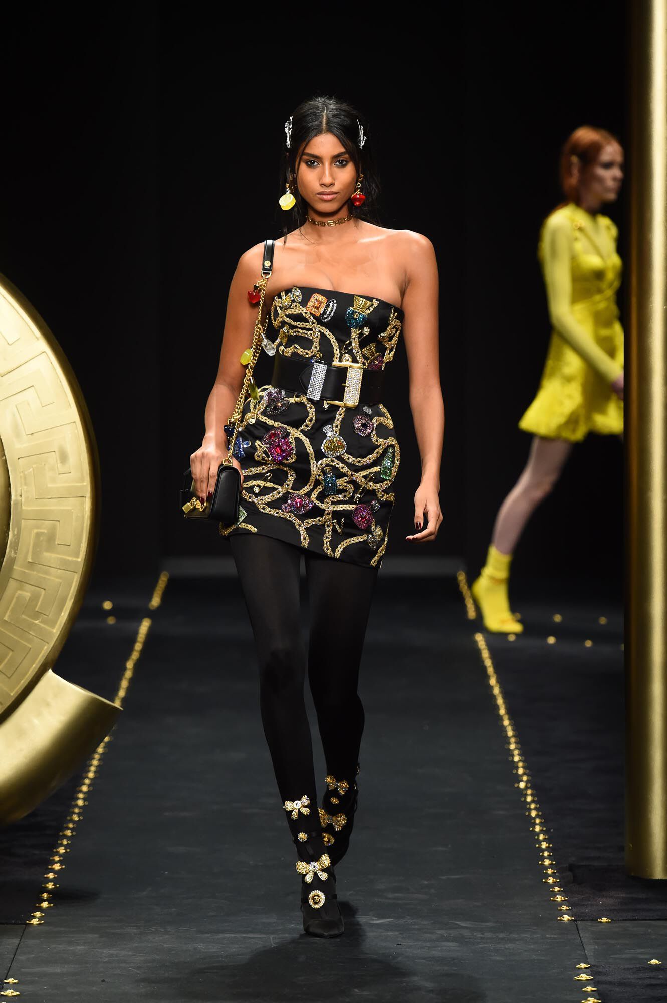 VERSACE WOMEN FALL-WINTER 2019 FASHION SHOW