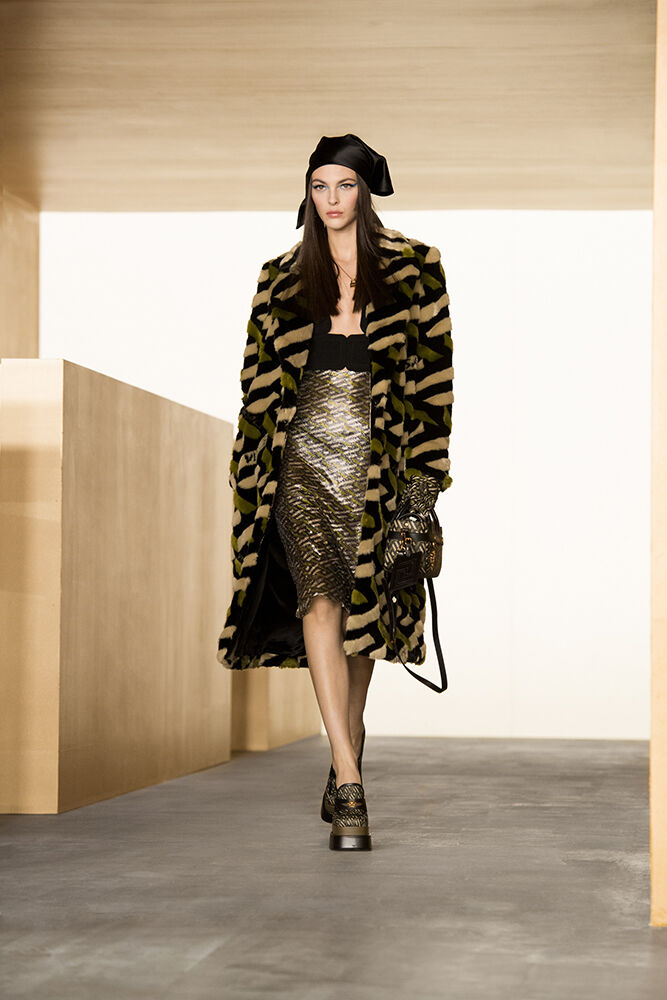 Versace Fall 2021-2022 Paris - RUNWAY MAGAZINE ® Official