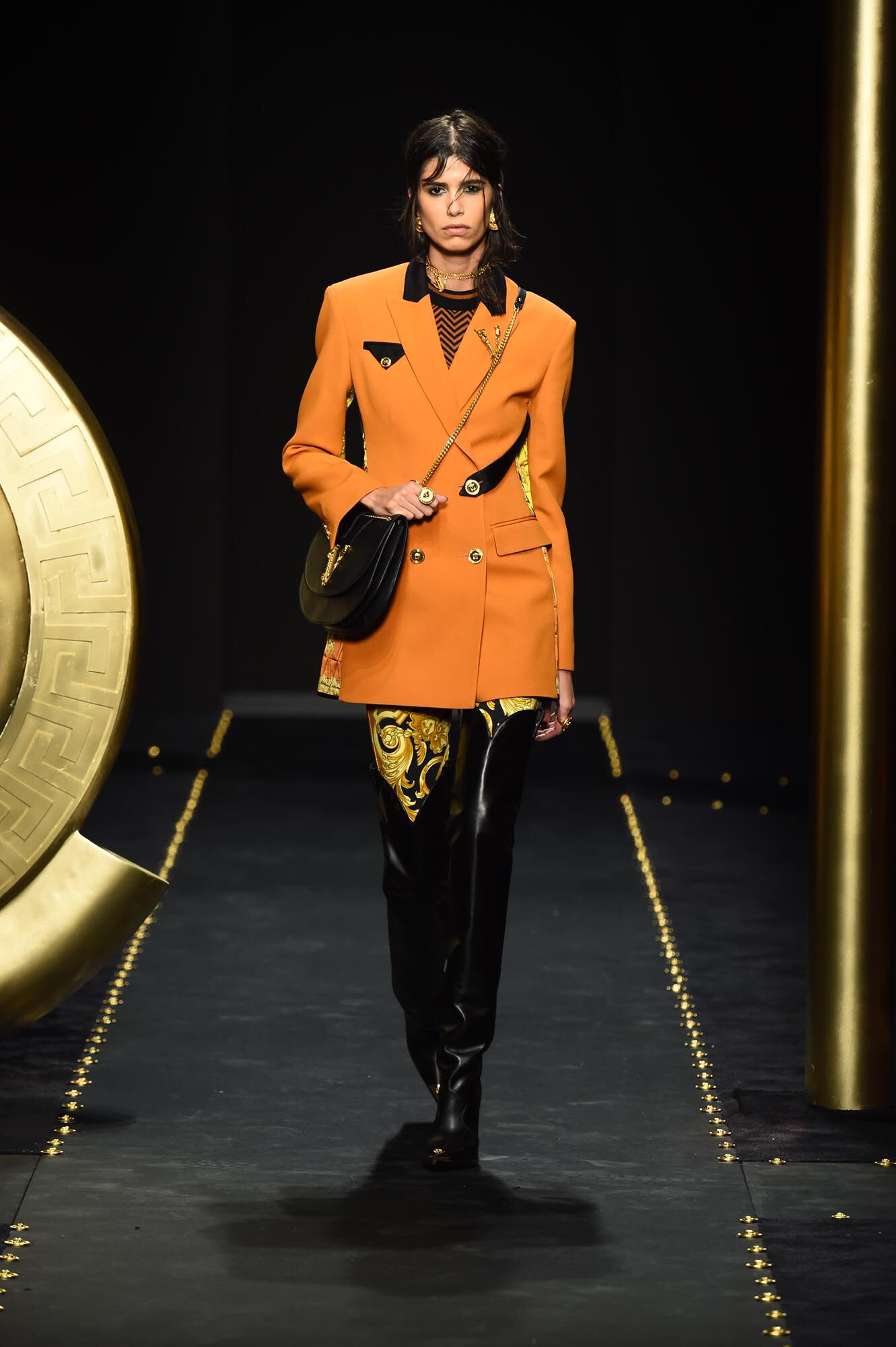 VERSACE WOMEN FALL-WINTER 2019 FASHION SHOW