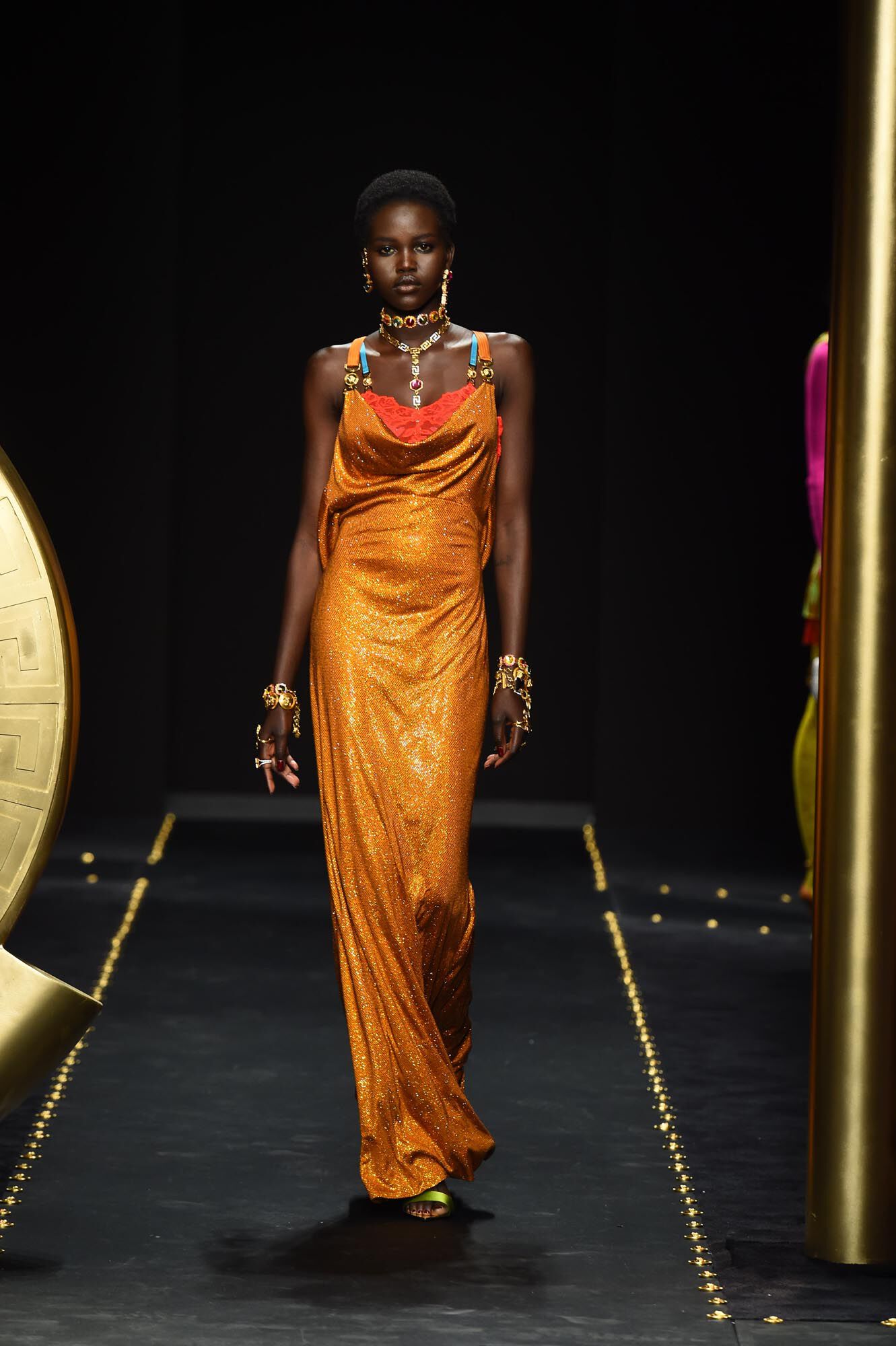 VERSACE WOMEN FALL-WINTER 2019 FASHION SHOW