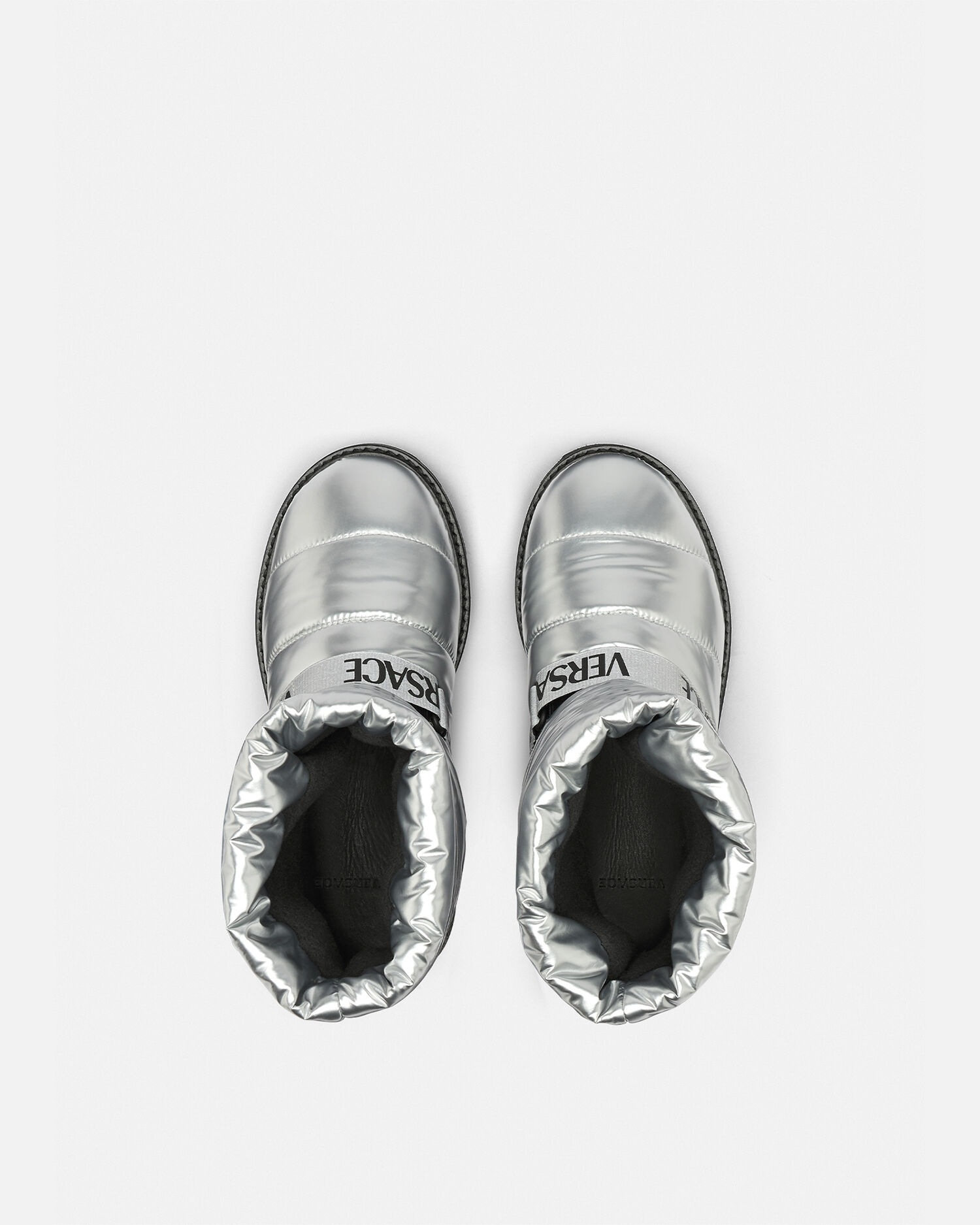 Kids snow boots in store 2025