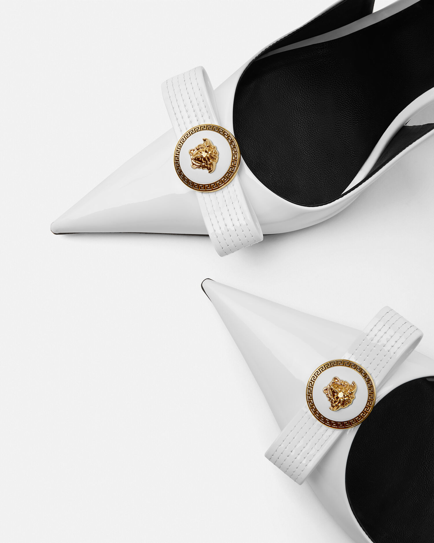 【関税込み】Versace ブルー サテン Gianni Ribbon Low ミュール Gianni Ribbon 45 patent leather mules in white - Versace