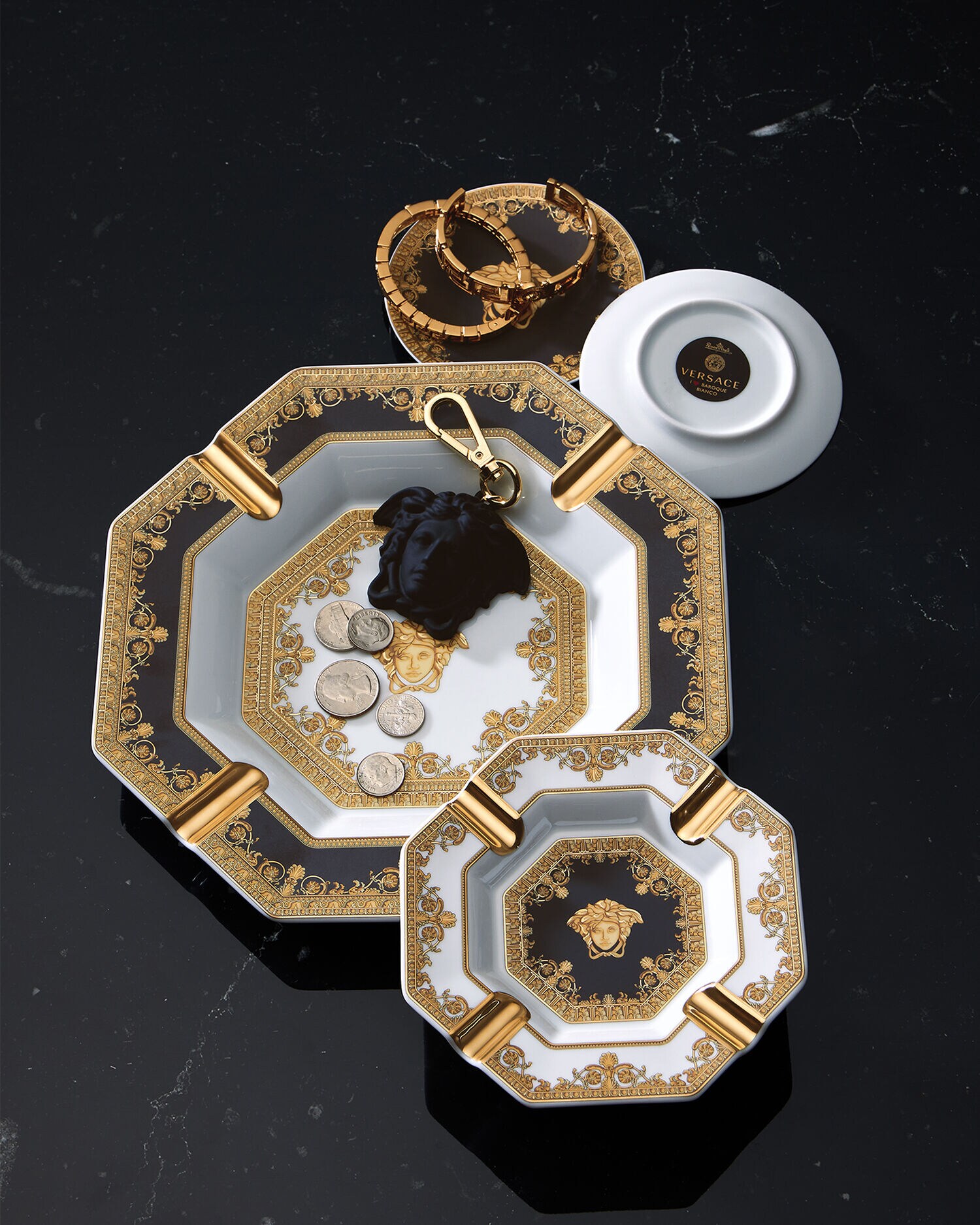 I ♡ Baroque Black Plate 10 cm Black,Gold | VERSACE US