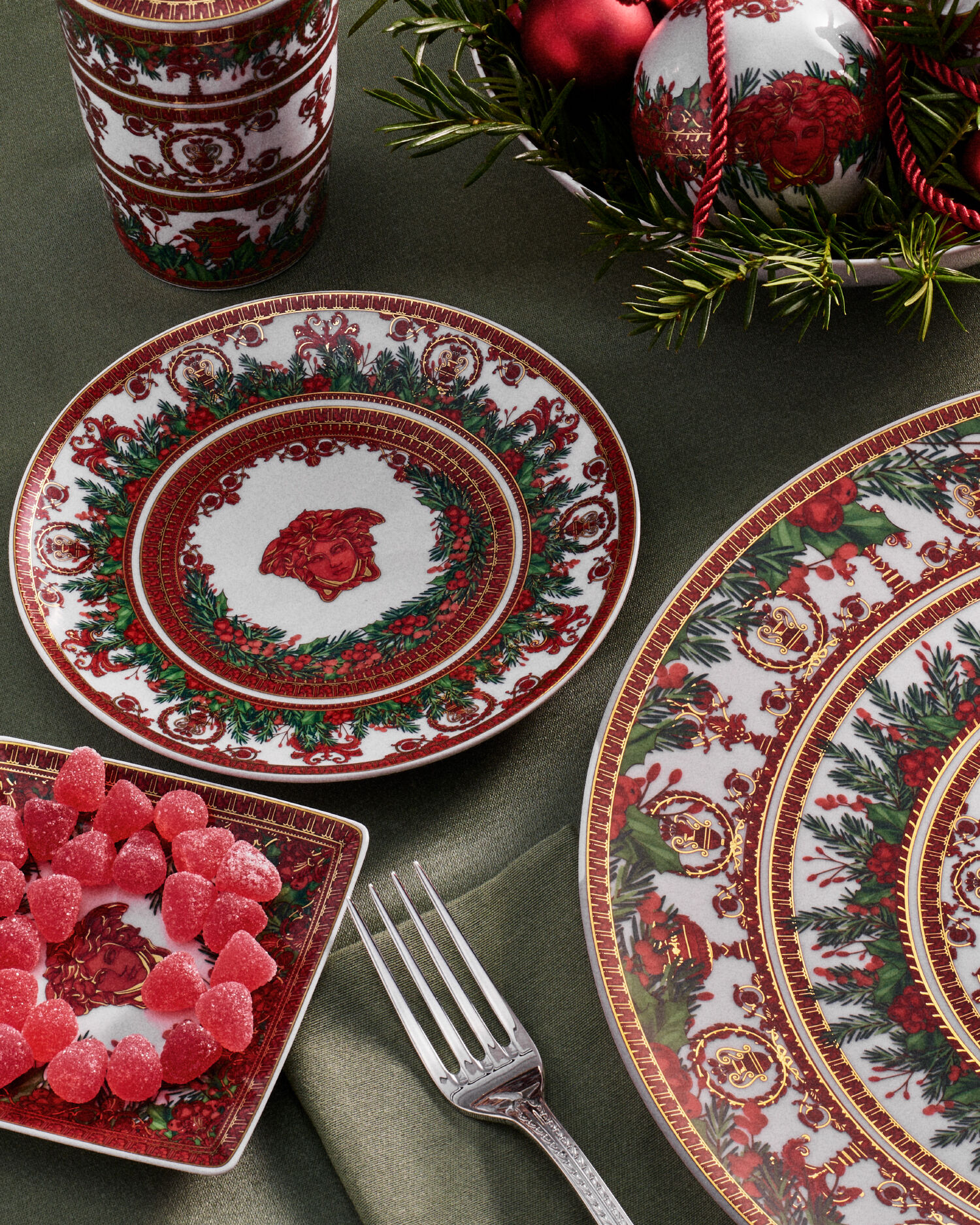 Medusa Garland Small Plate 17 cm Print | VERSACE