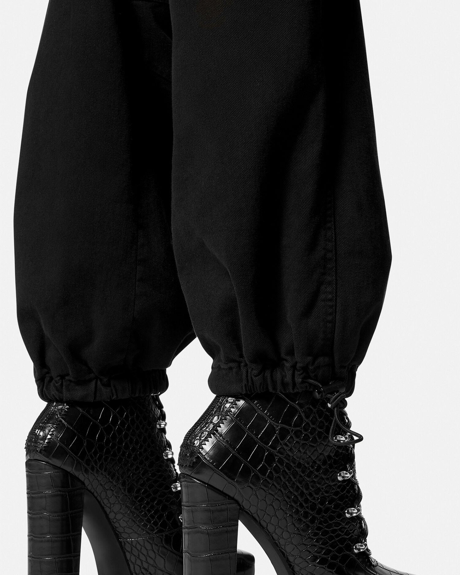 ♦VERSACE♦Chain Couture Cargo Pants☆正規品☆ Jeans cargo V-Emblem Nero,Stampa | VERSACE IT