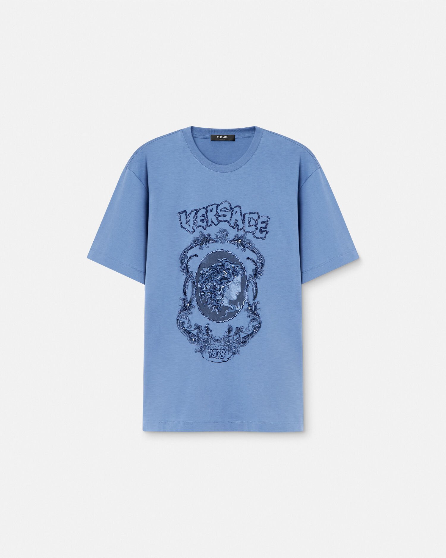 【25SS NEW】VERSACE_men / PUNK CAMEO グラフィック Tシャツ Embroidered Punk Cameo T-Shirt Blue | VERSACE US