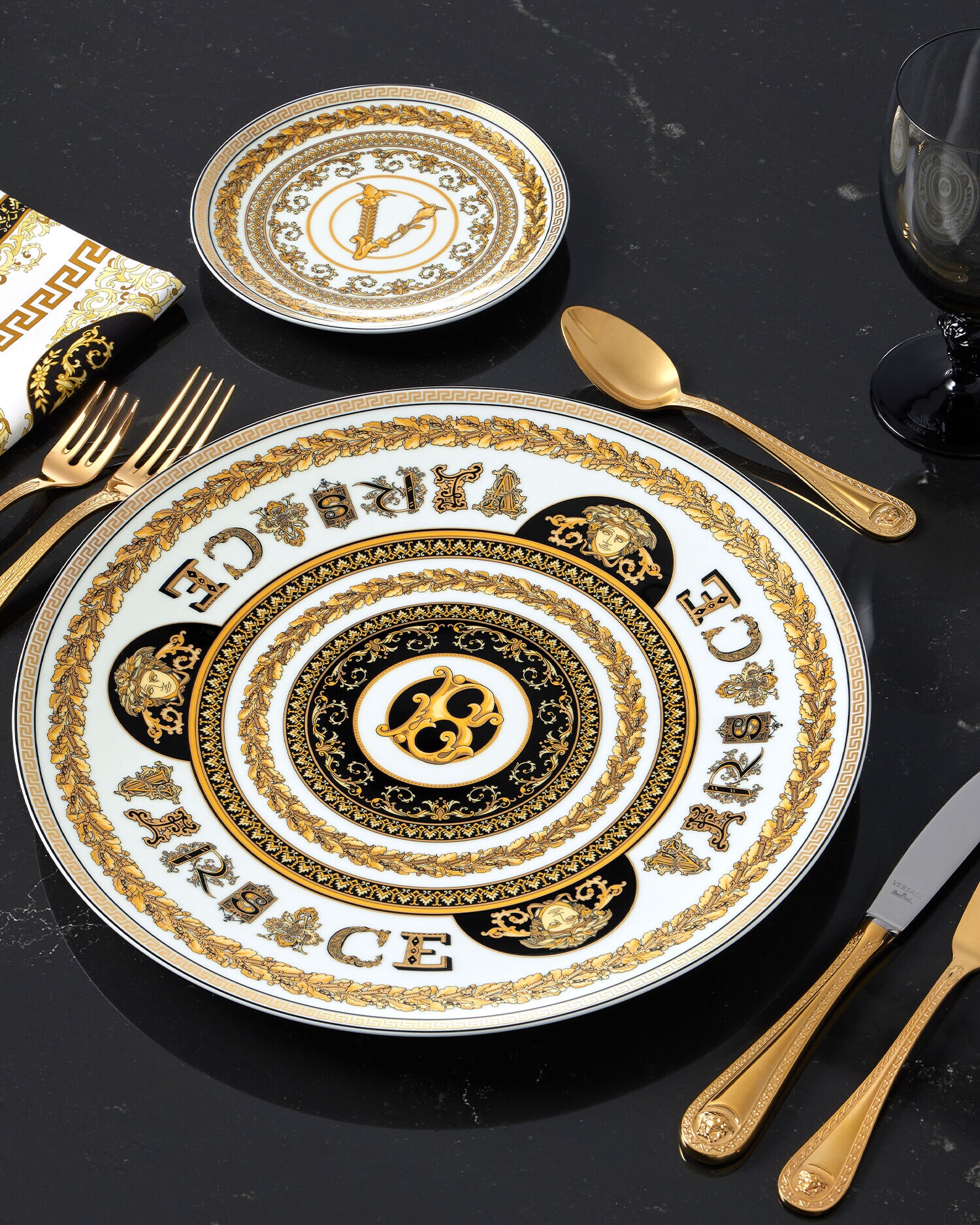 Virtus Alphabet B Charger Plate 13"