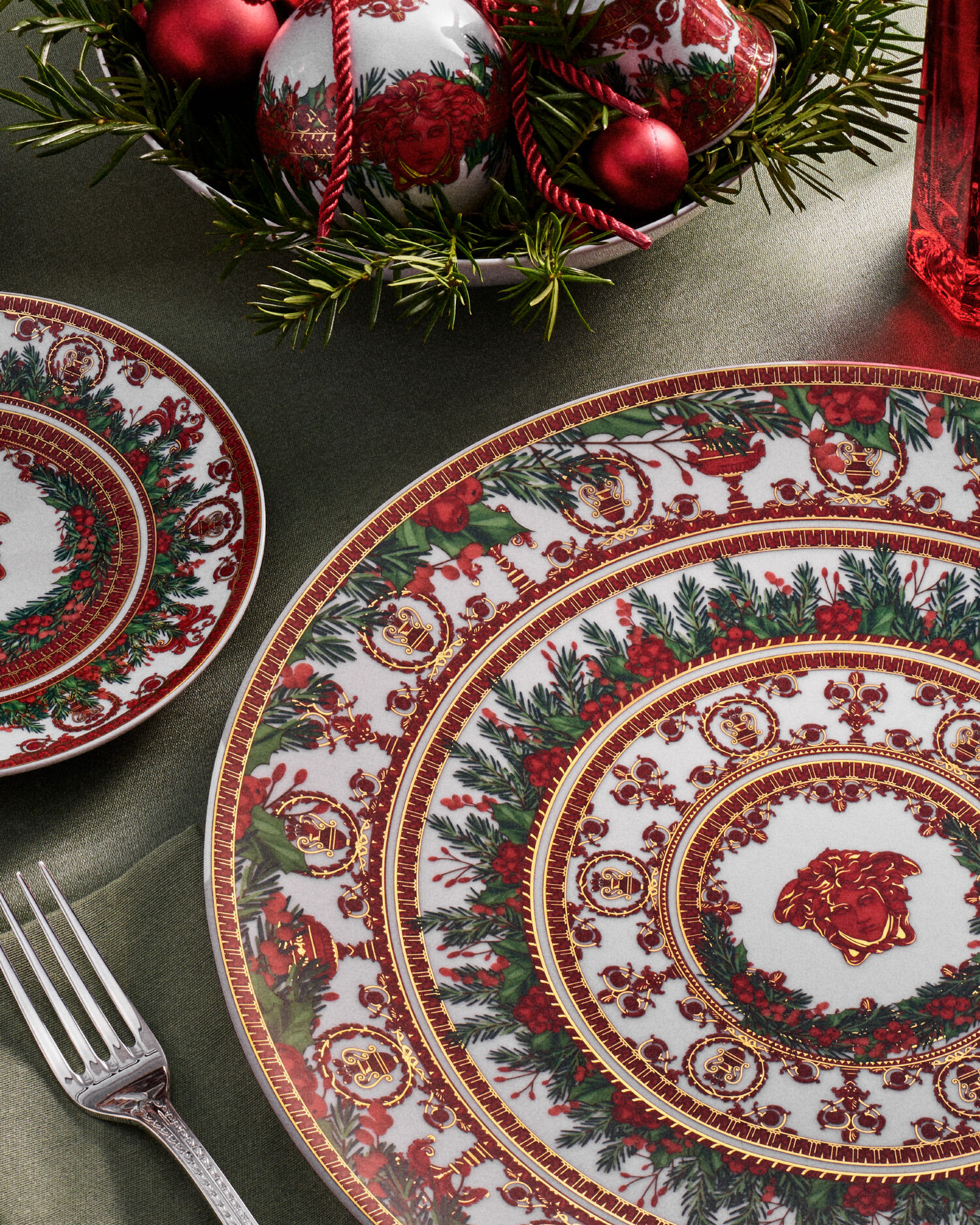 Medusa Garland Holiday Plate 13"