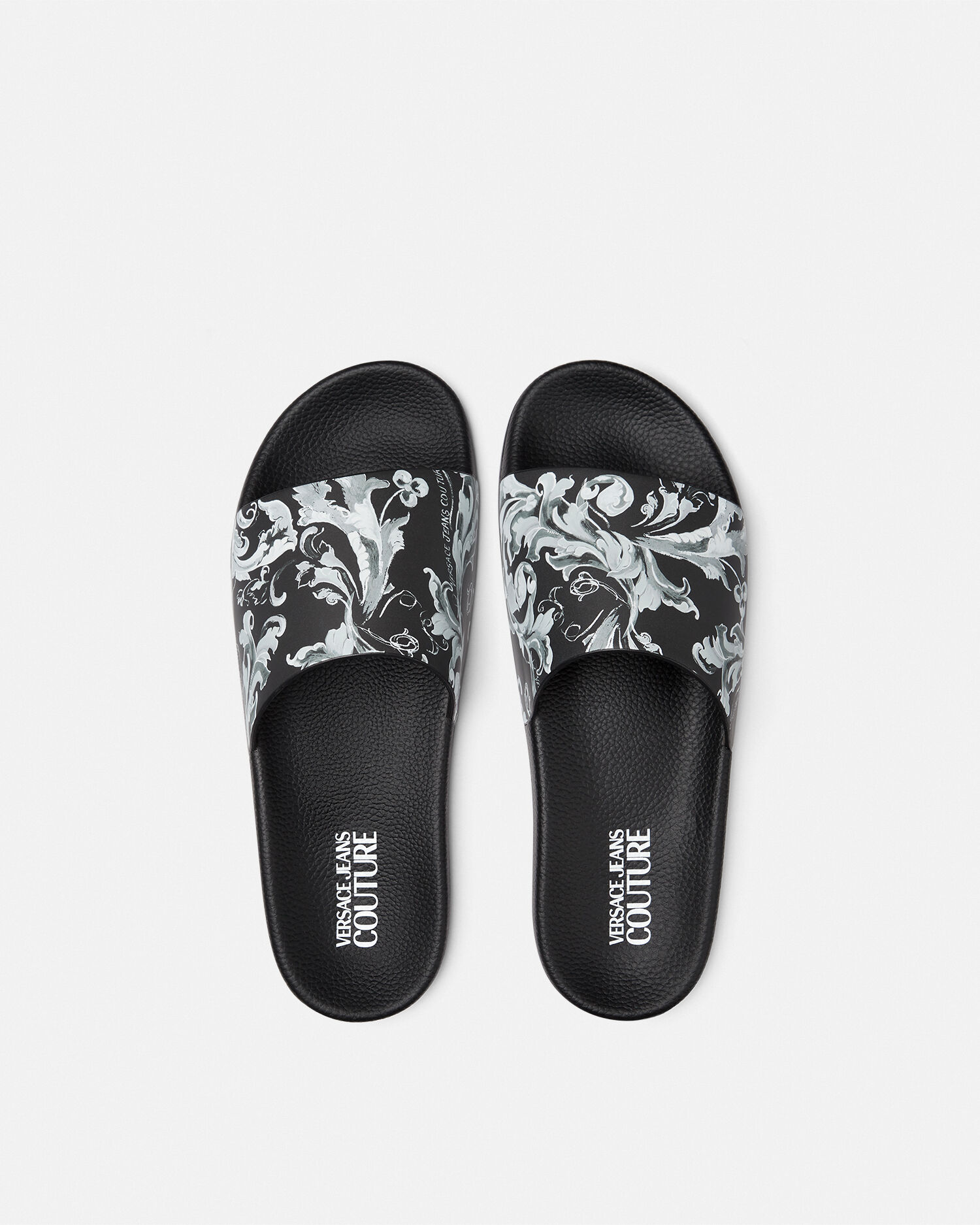 (SALE)(ヴェルサーチ)ロゴ入りブラックのラバースライド Outline Barocco Sliders Black,Gray | VERSACE US