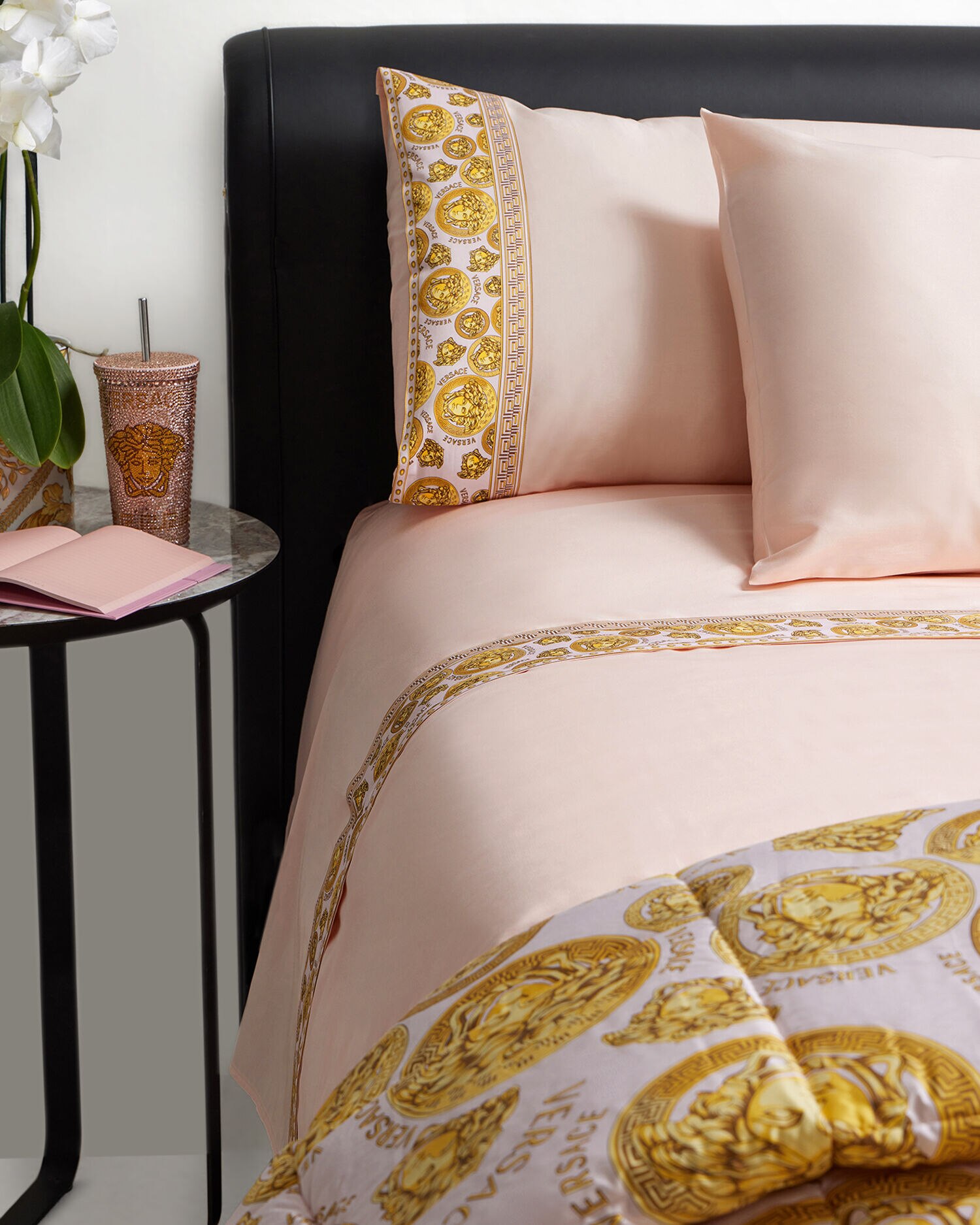 Medusa Amplified FULL/QUEEN Bed Set Pink | VERSACE US Medusa Amplified FULL/QUEEN Bed Set Pink | VERSACE US