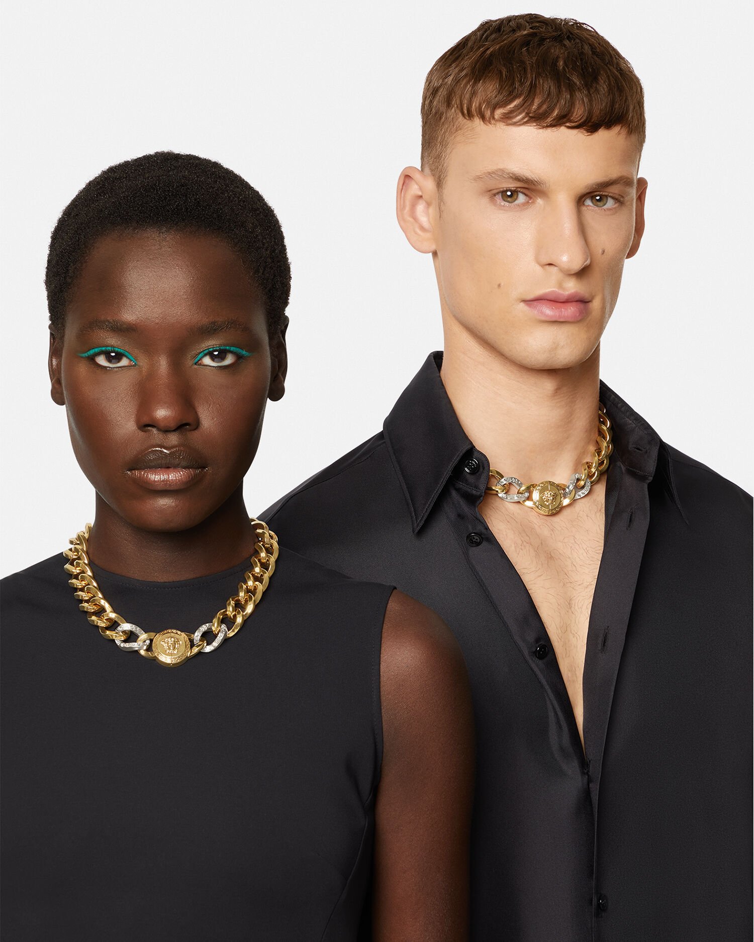 Chain versace shop