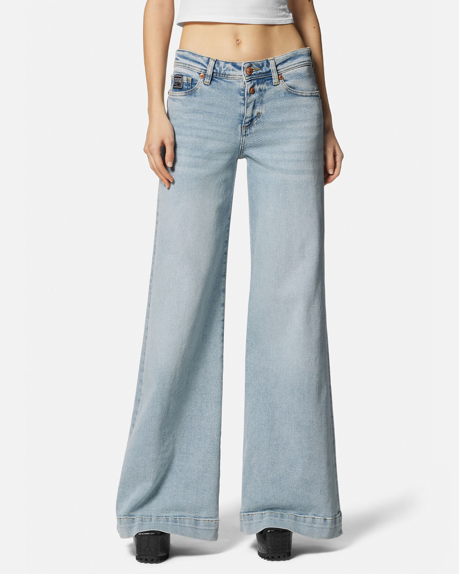 Jeans a gamba larga con logo ricamato