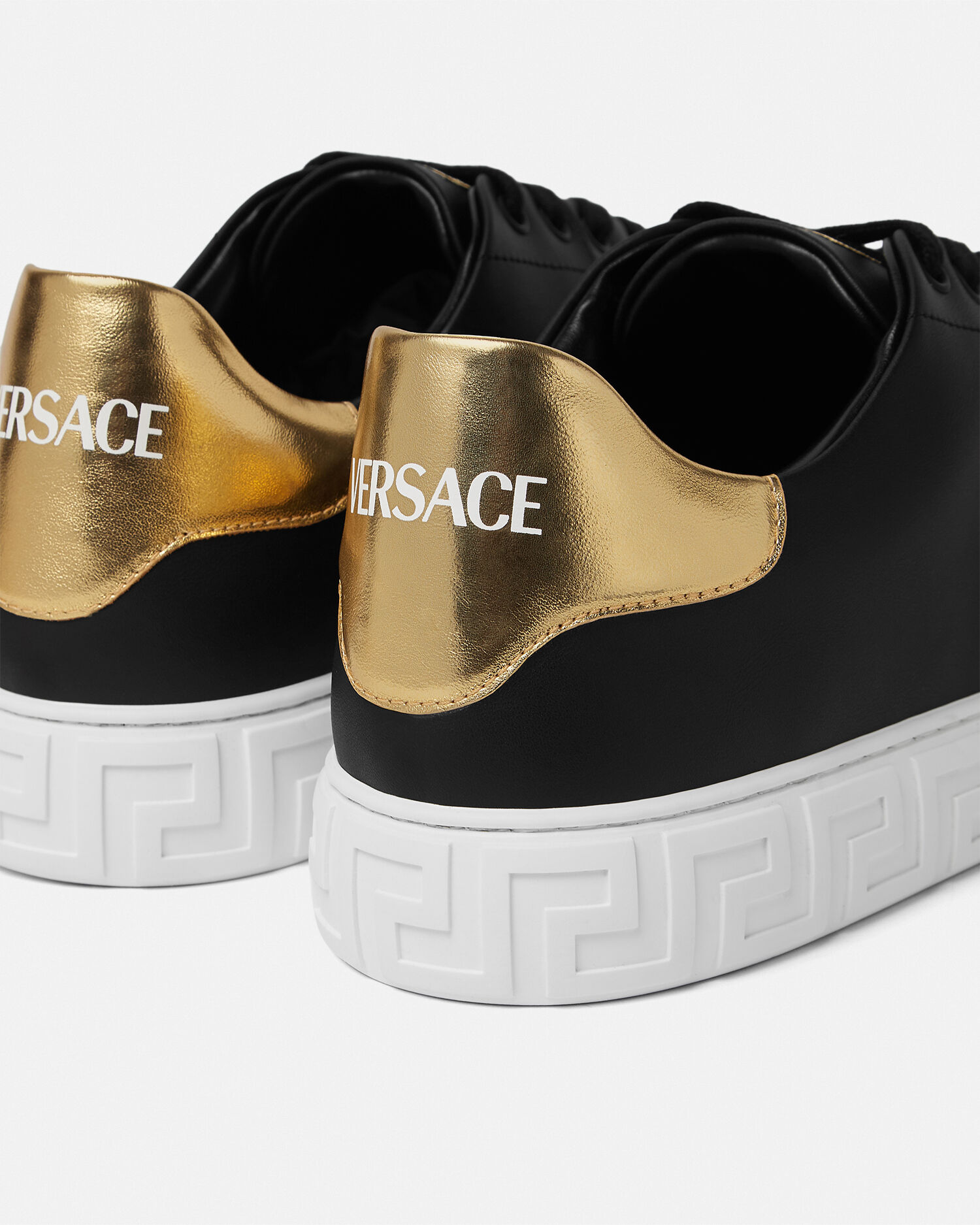 Versace ローカットスニーカー    メンズ 27 Greca Leather Sneakers Black | VERSACE US