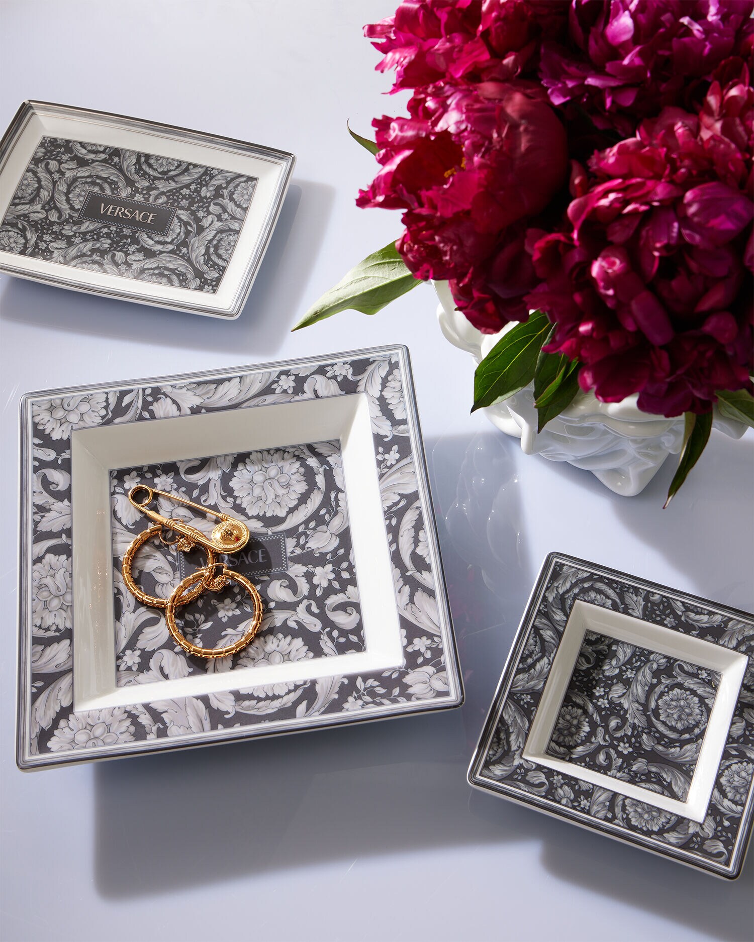 Barocco Haze Square Plate 22 cm Black,Print | VERSACE US