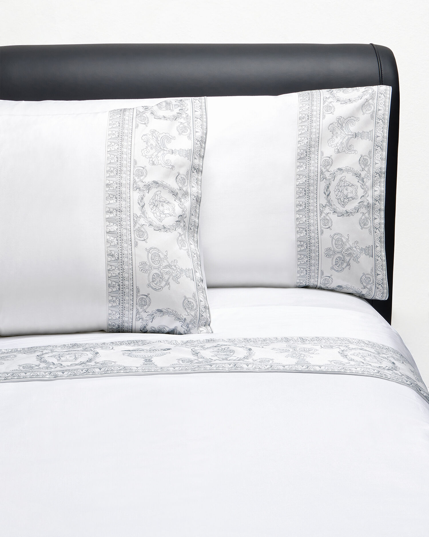 Versace bed throw 2025