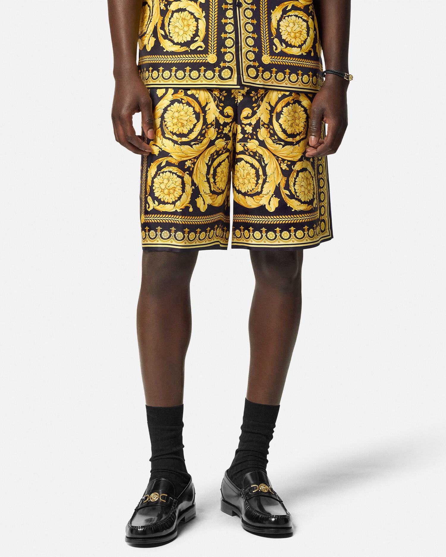 パンツ Versace Gold Baroque Short Pants Printed Silk Twill Shorts Black,Print | VERSACE CA