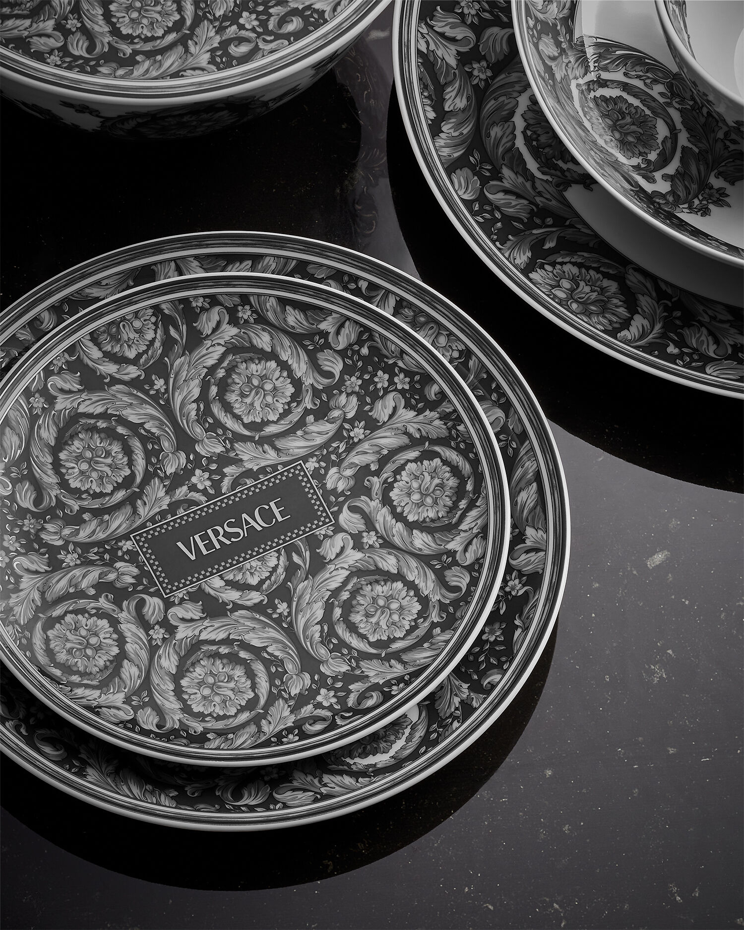 Barocco Haze Small Plate 17 cm Black,Print | VERSACE
