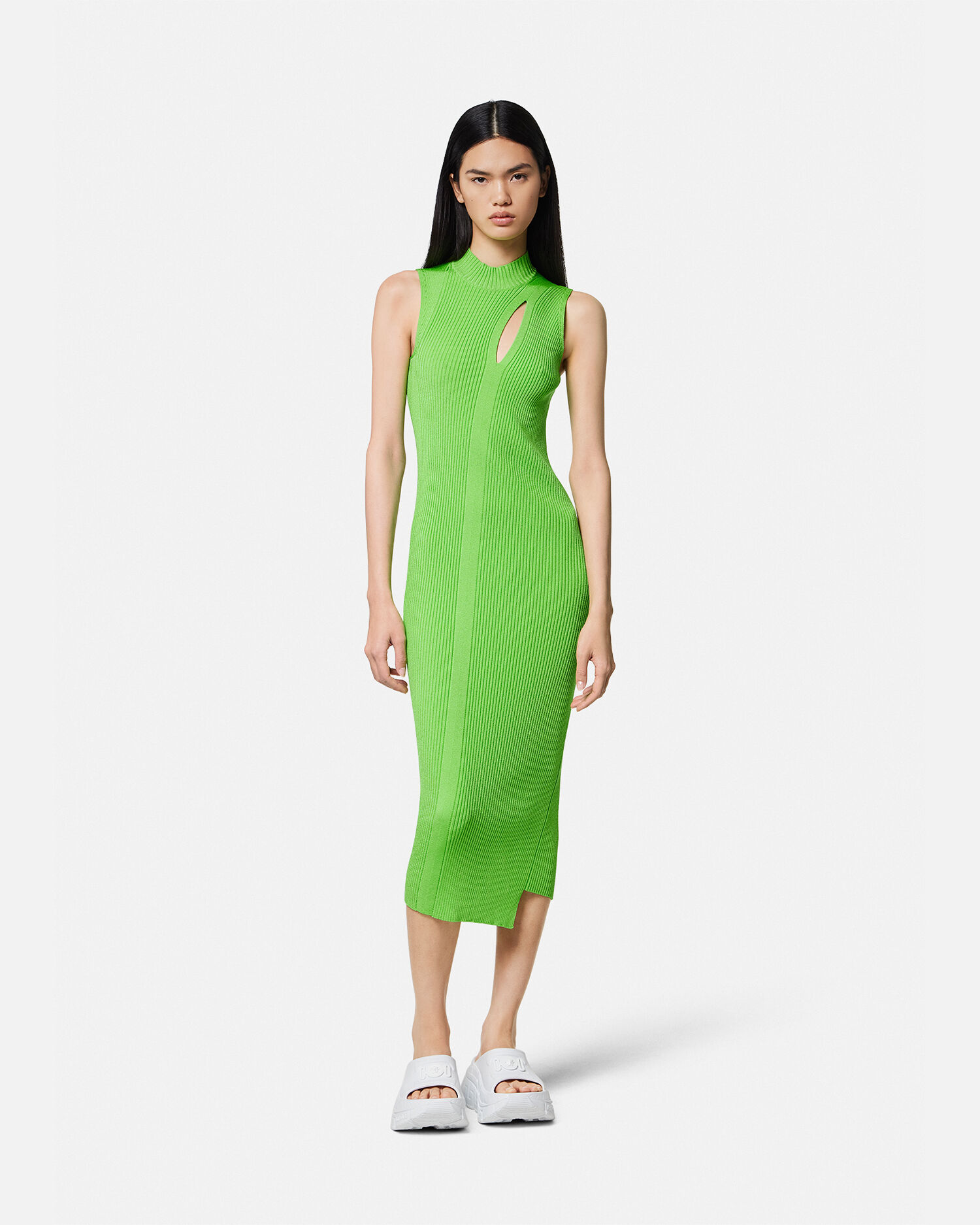 Vestido midi con abertura y cuello alto