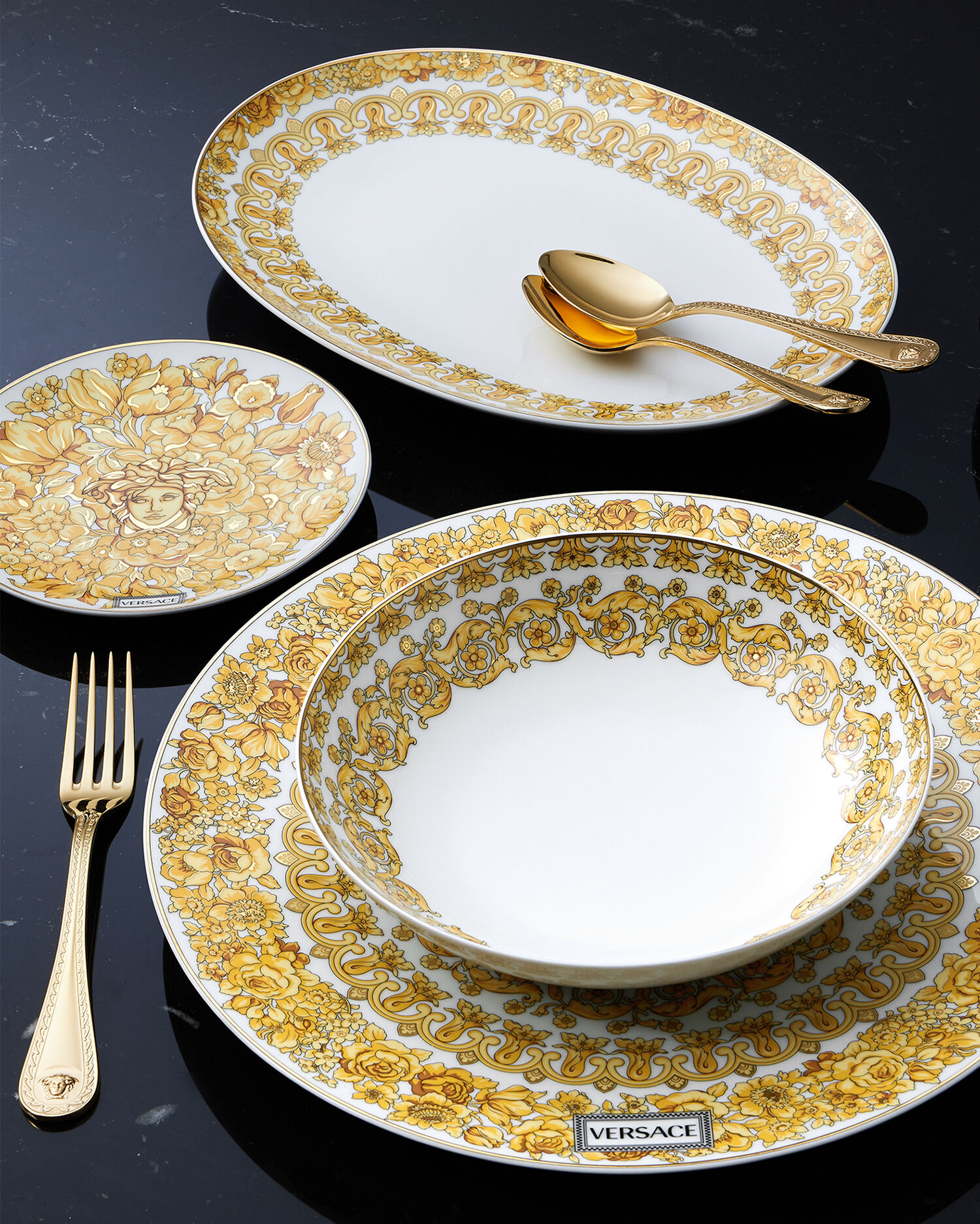 Medusa Rhapsody Small Plate 17 cm Print | VERSACE