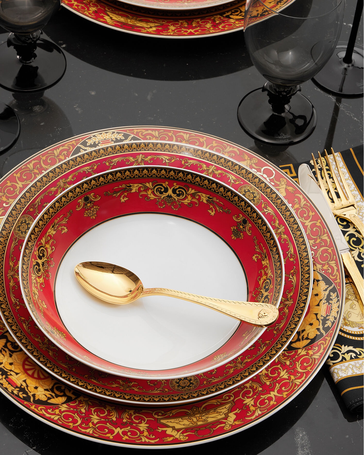 Versace Medusa Red Tableware Print Unisex | VERSACE US