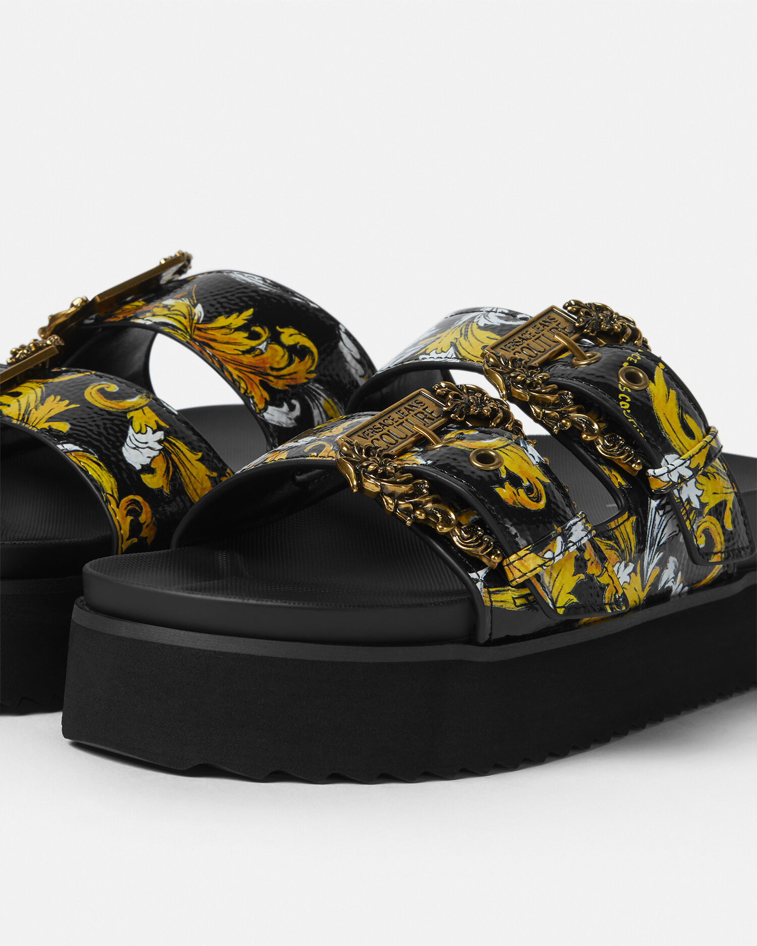 【Versace】Barocco レザートリムサンダル Outline Barocco Arizona Sandals | VERSACE CA