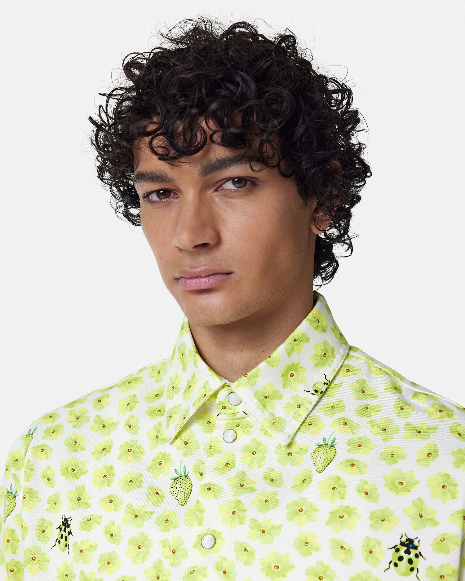 Tシャツ・カットソー VERSACE 'Strawberry Garden' shirt (10189281A13640 5W690) Versace Strawberry Garden Cropped T-shirt | Black | FARFETCH