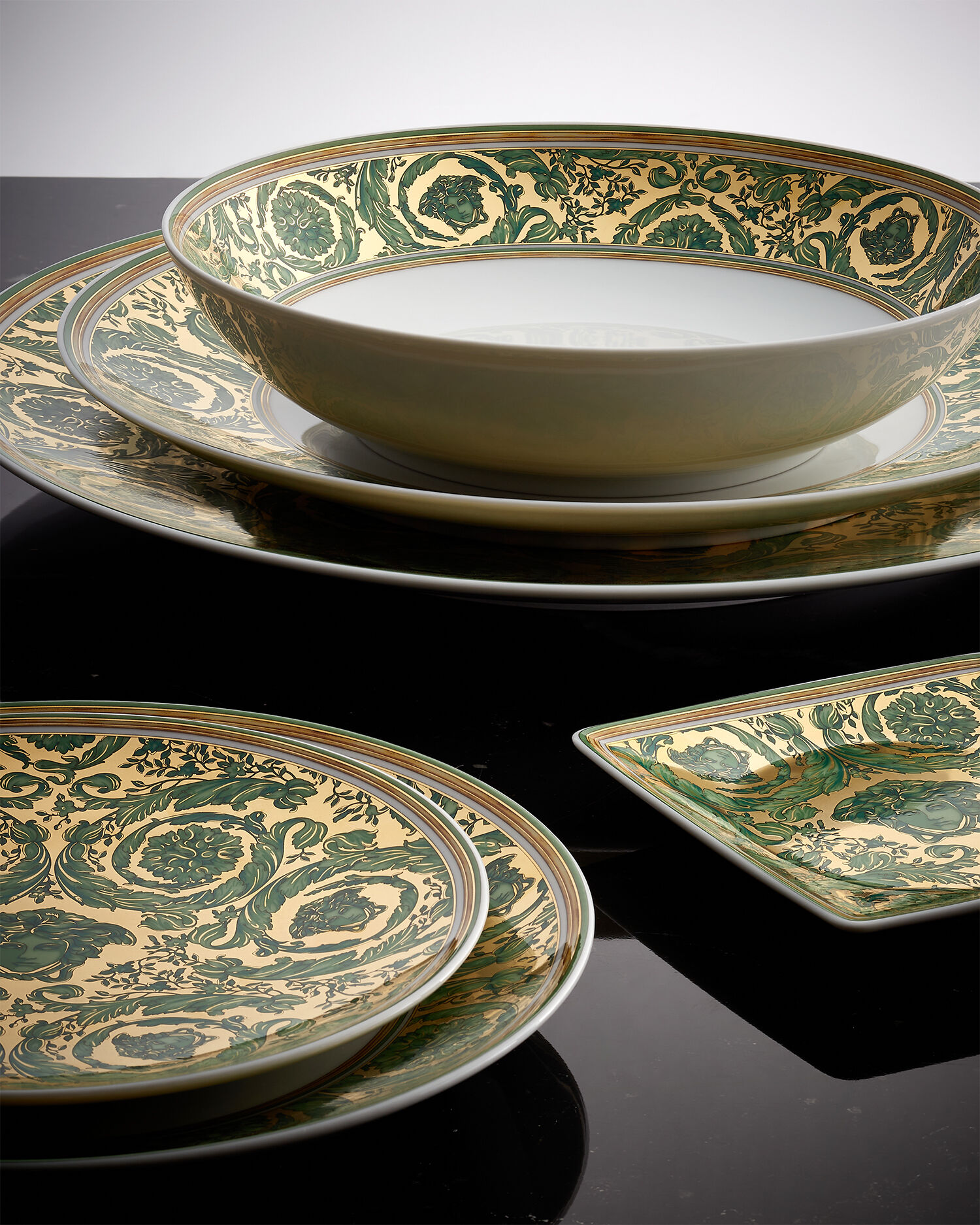 Medusa Garland Deep Plate 8.5''