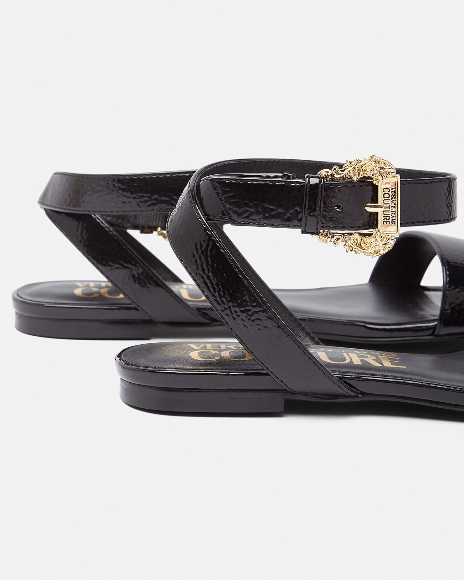 Sandali bassi on sale con fibbie