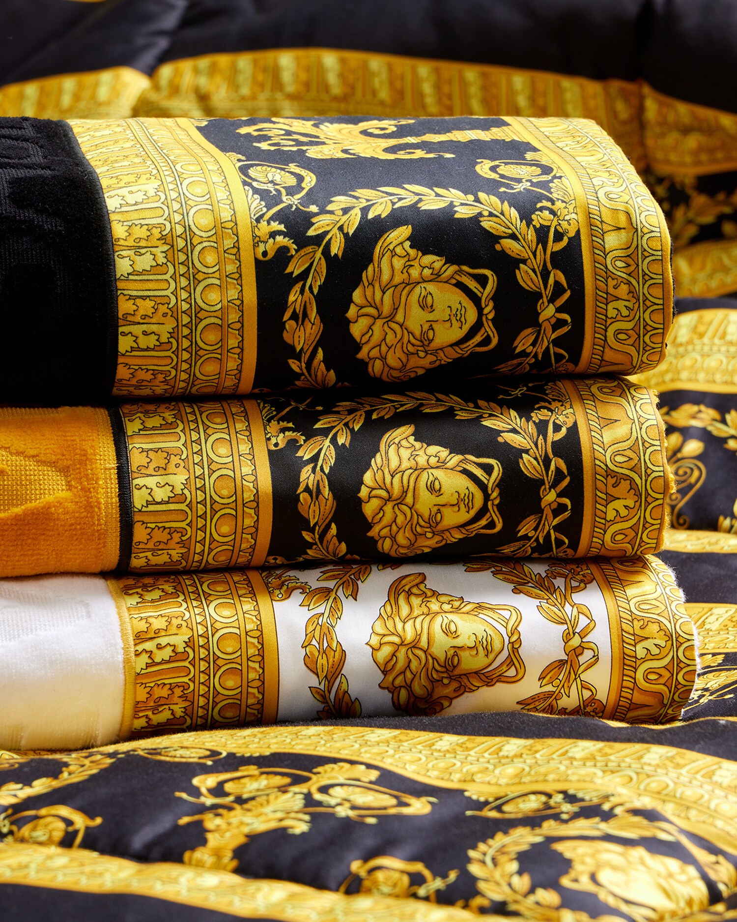 I ♡ Baroque Hand Towel White | VERSACE US