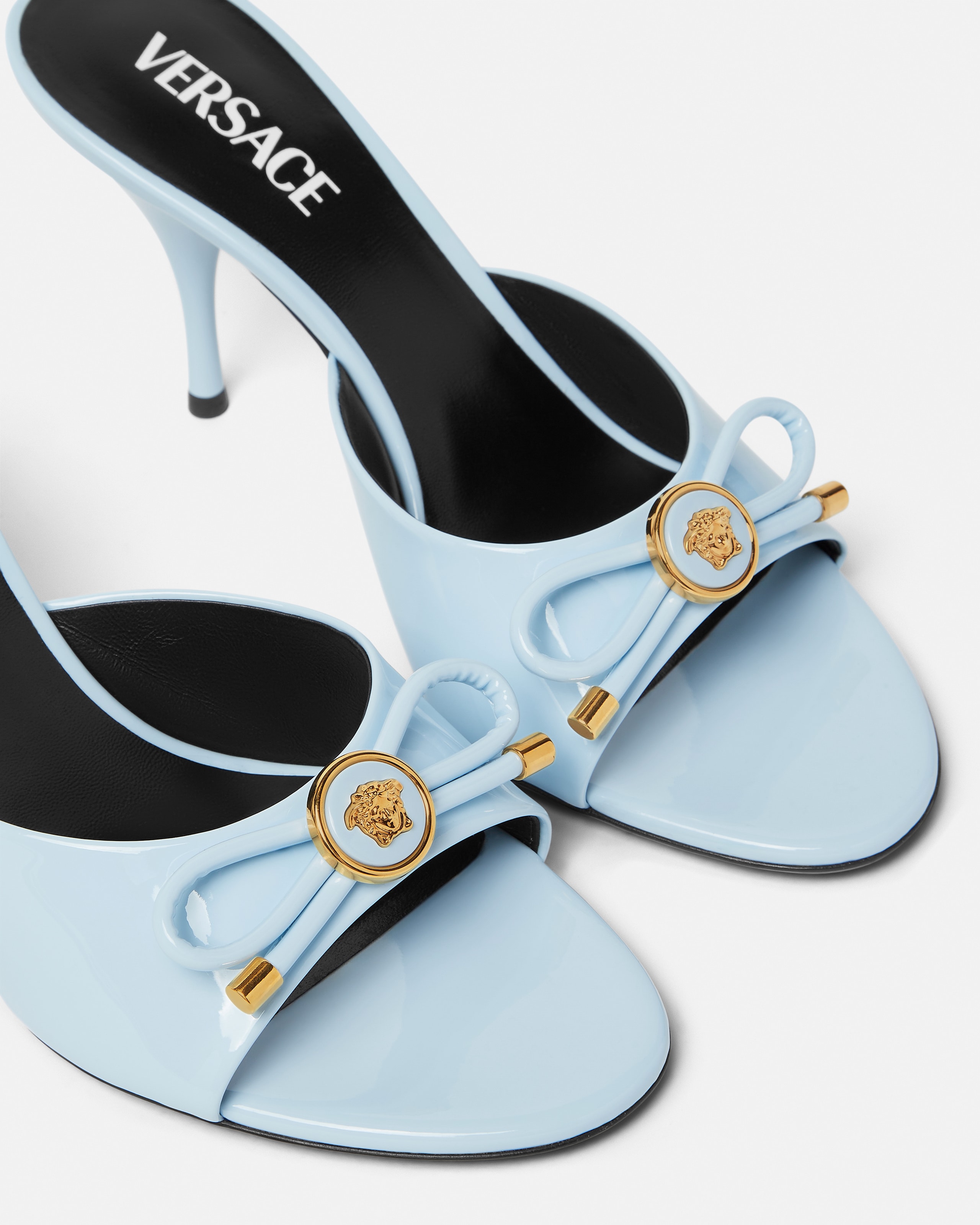VERSACE 新品　カコイイミュール❣️❣️❣️ Shop VERSACE Opera Bow Patent Mules 85 mm at Beverly Center in Los