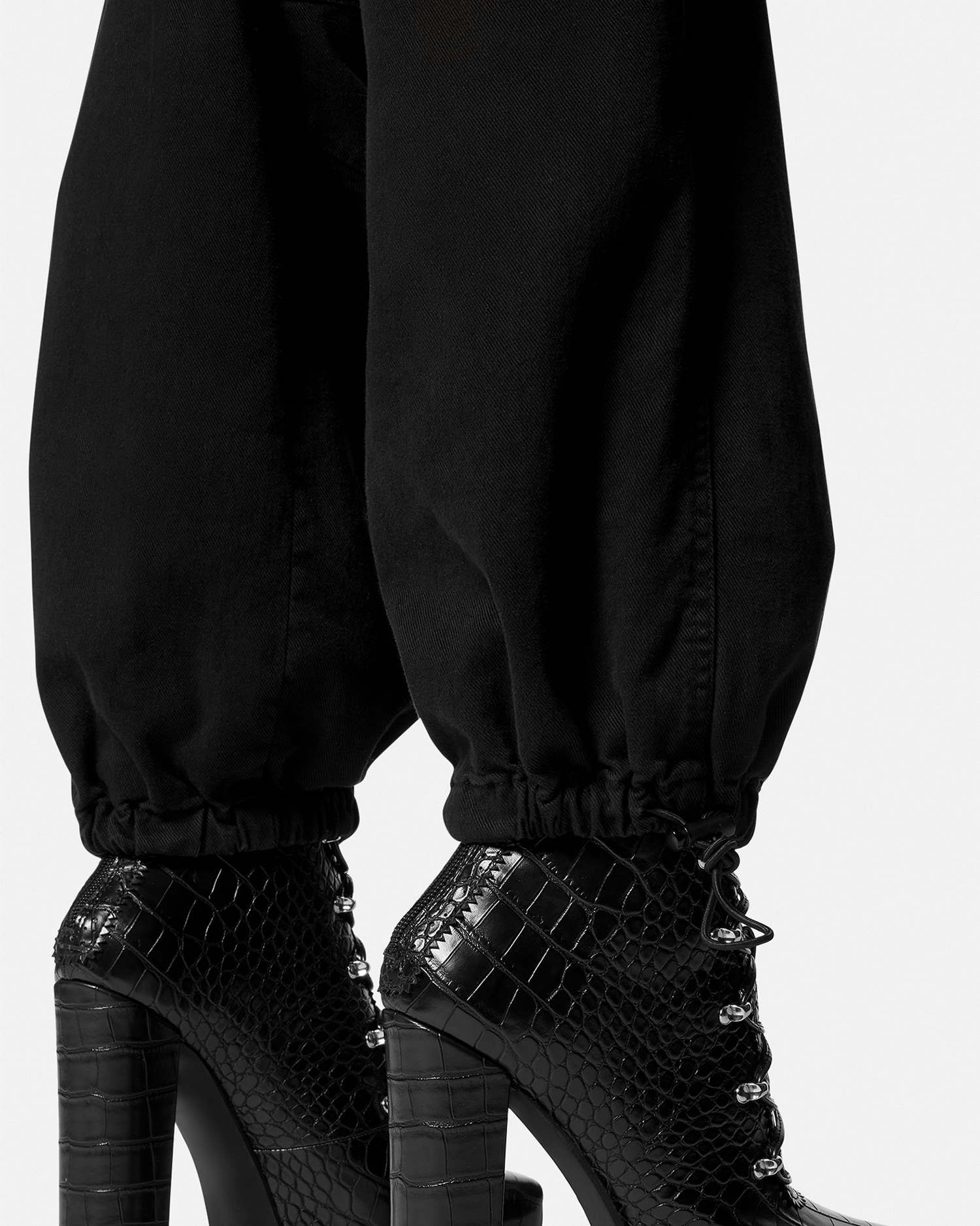 V-Emblem Cargo Jeans