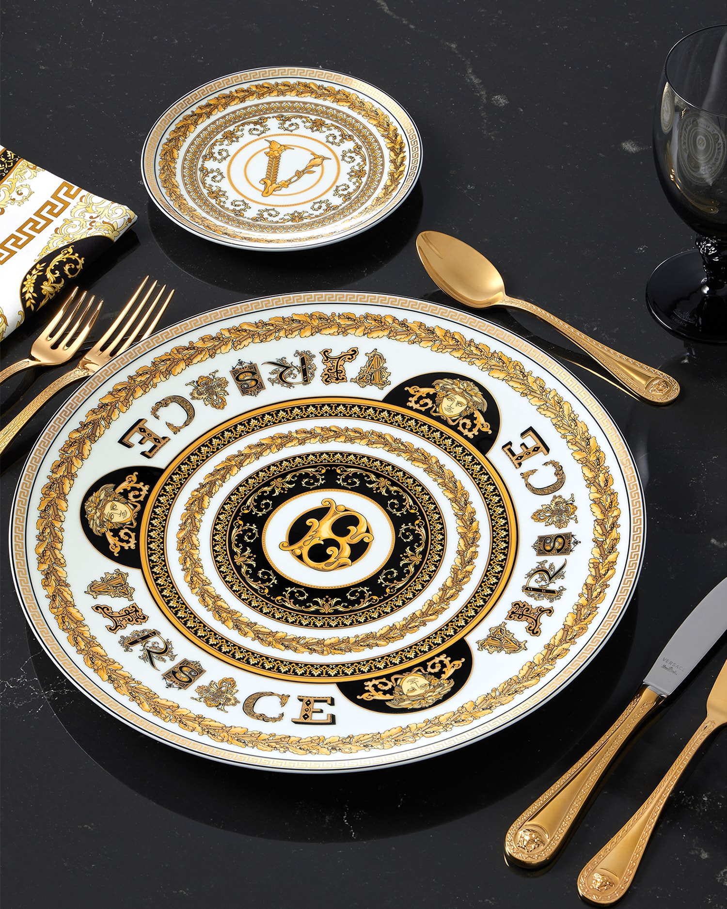 Versace Virtus Alphabet B Charger Plate 33 Cm In White+gold