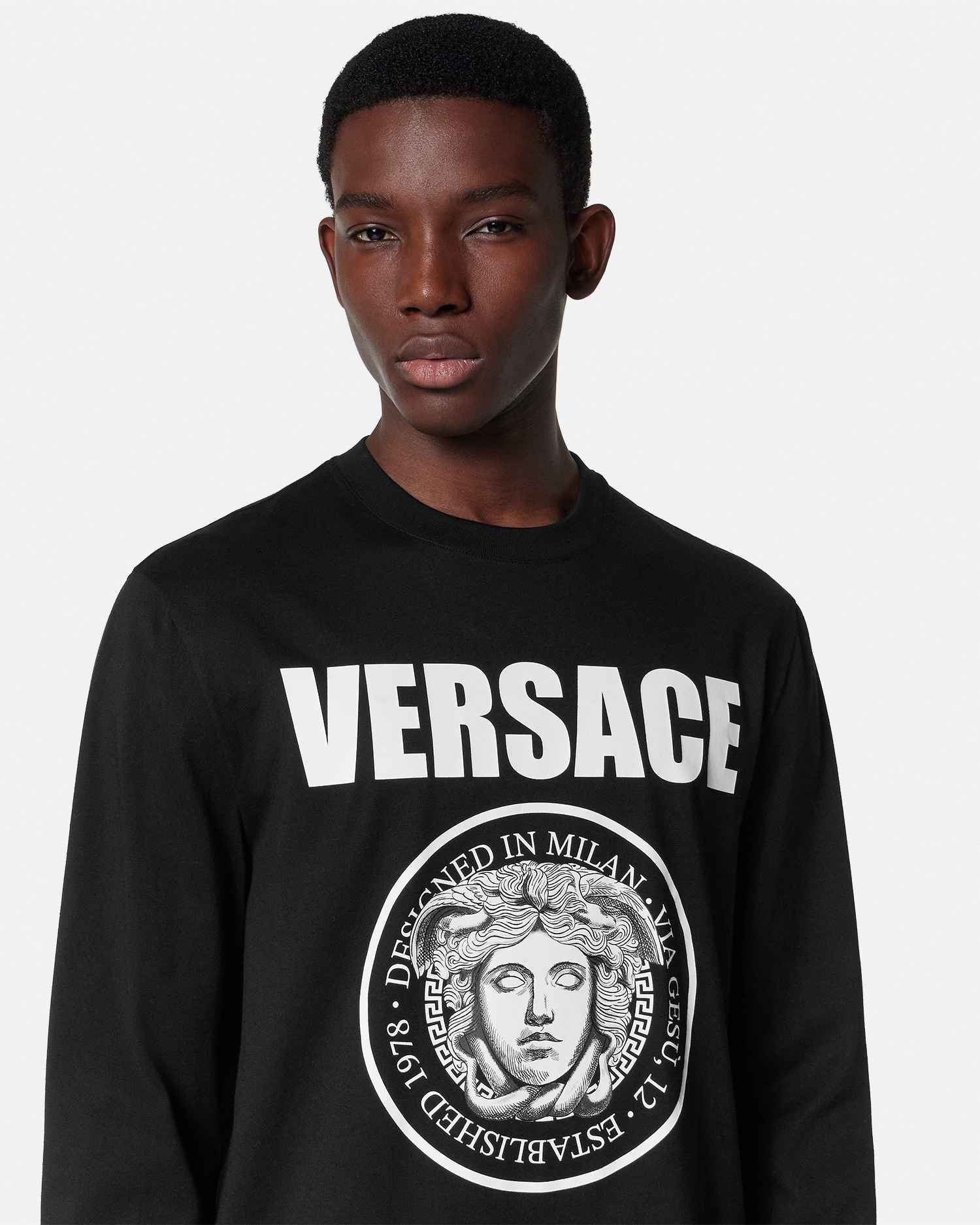トップス Versace baroque Medusa T shirt Embroidered Architectural Baroque T-Shirt | VERSACE