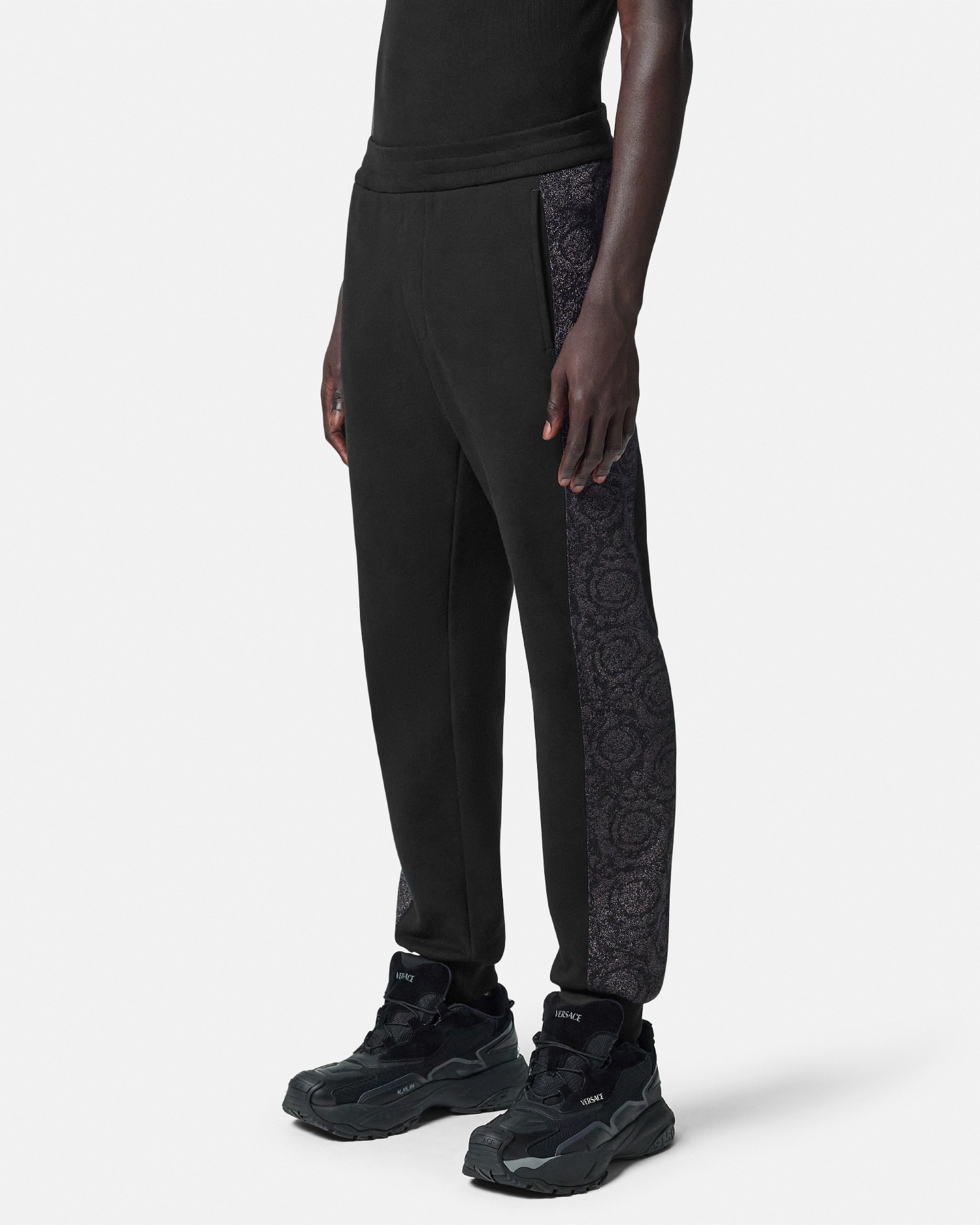 【送料&関税込】Versace Pants VERSACE JEANS COUTURE | Black Men's Casual Pants | YOOX