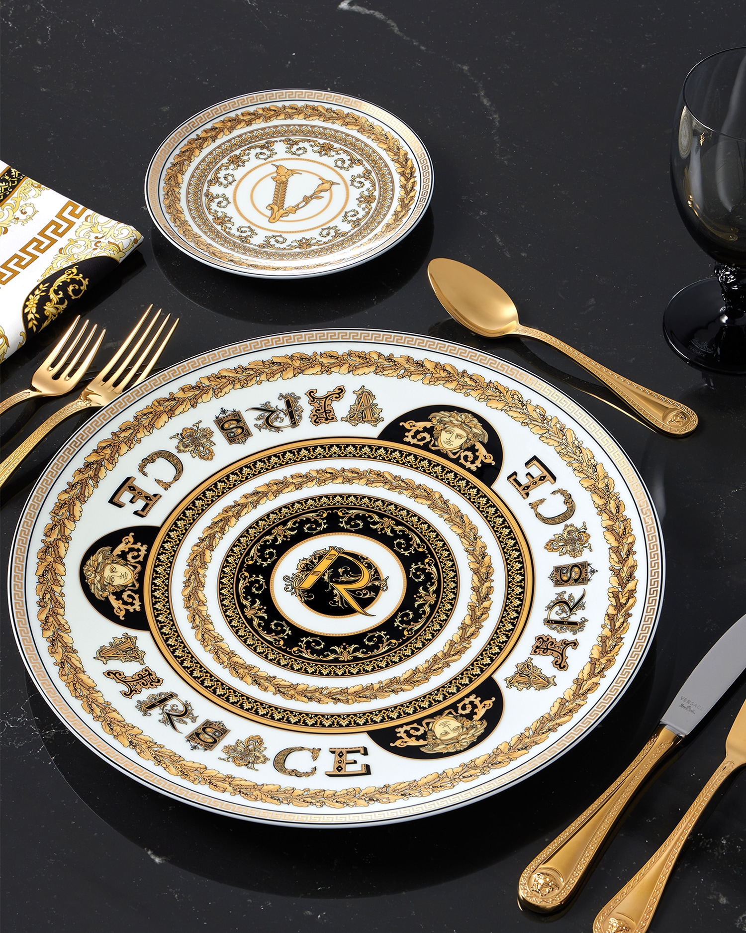 Versace Virtus Alphabet R Charger Plate 33 Cm In White+gold