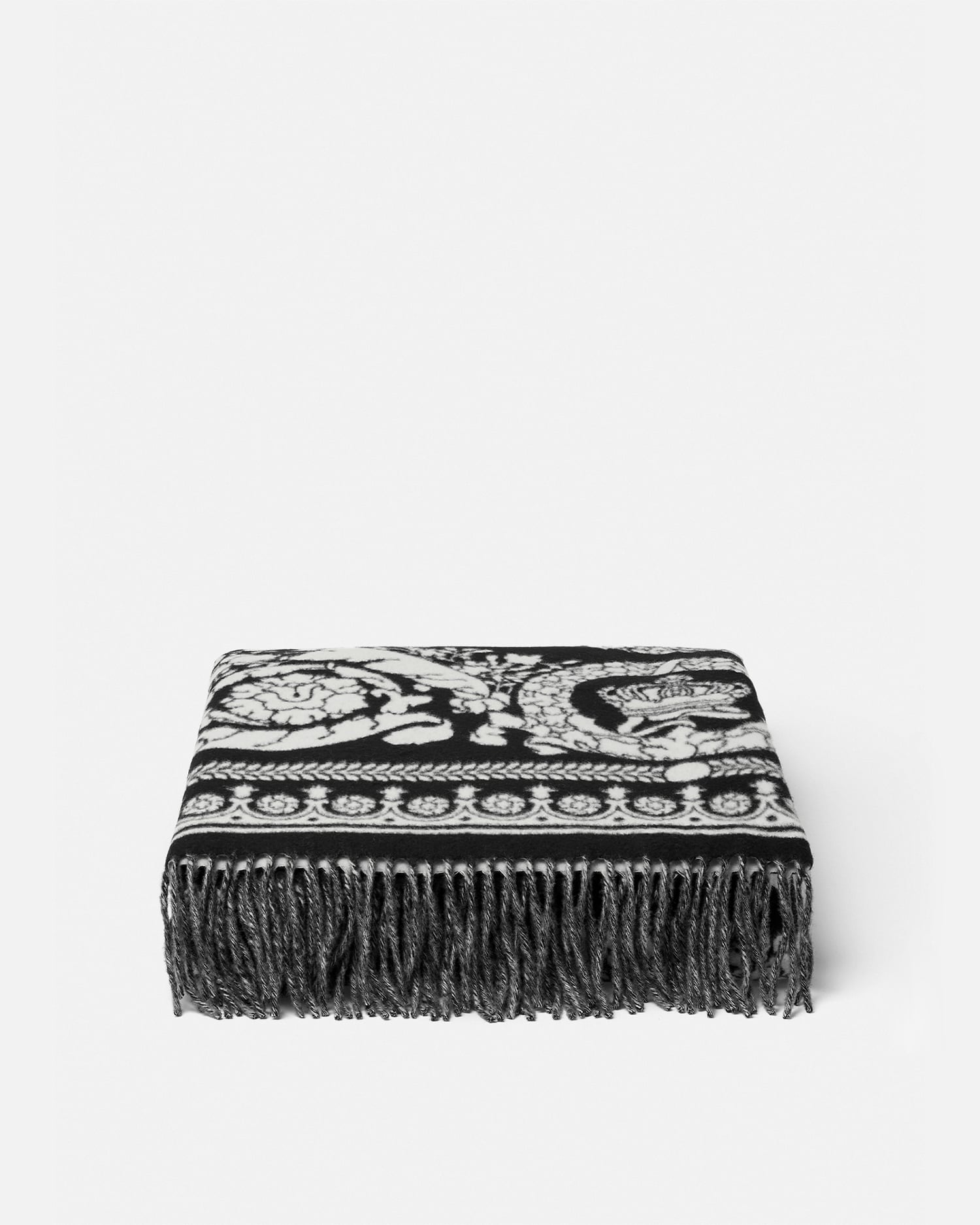 Versace Couverture À Franges Foulard Barocco In Black