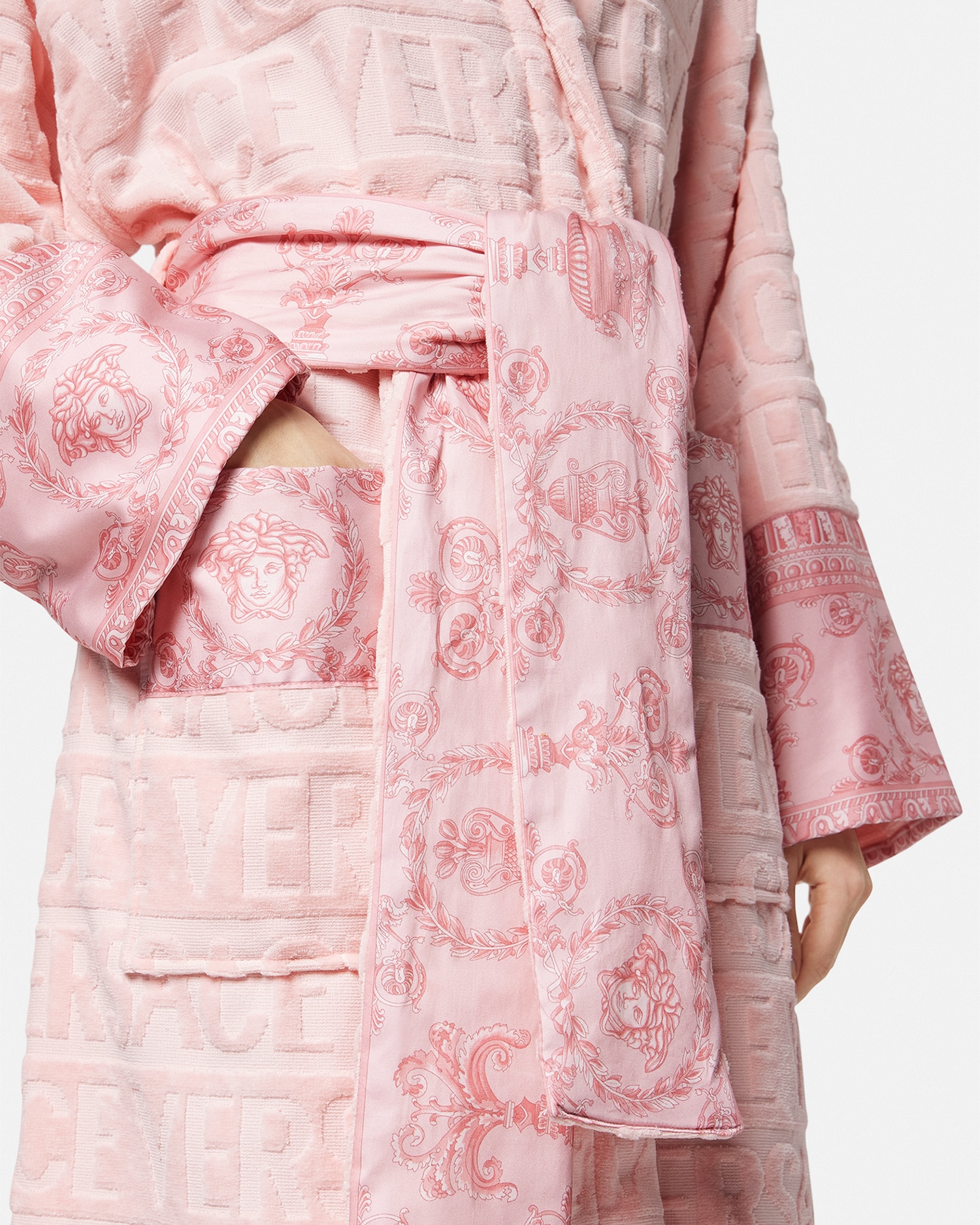 I ♡ Baroque Bathrobe Pink | VERSACE US I ♡ Baroque Bathrobe Pink | VERSACE US
