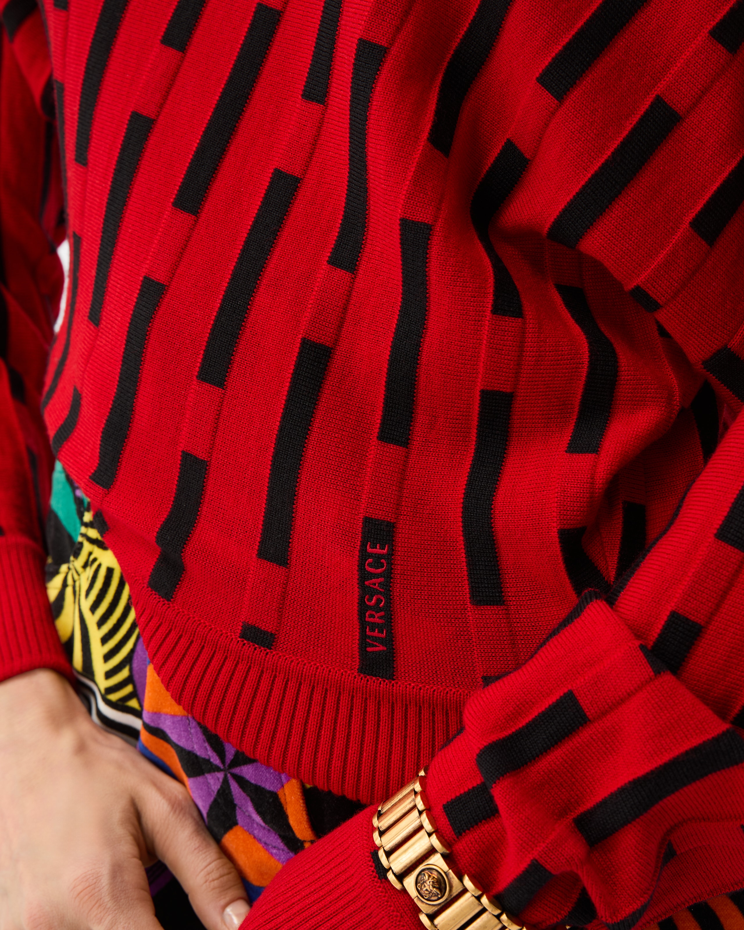 極美品 VERSACE 21AW レターロゴ 総柄 ニット セーター 46 M Embroidered-Logo Wool Knit Sweater Red | VERSACE US